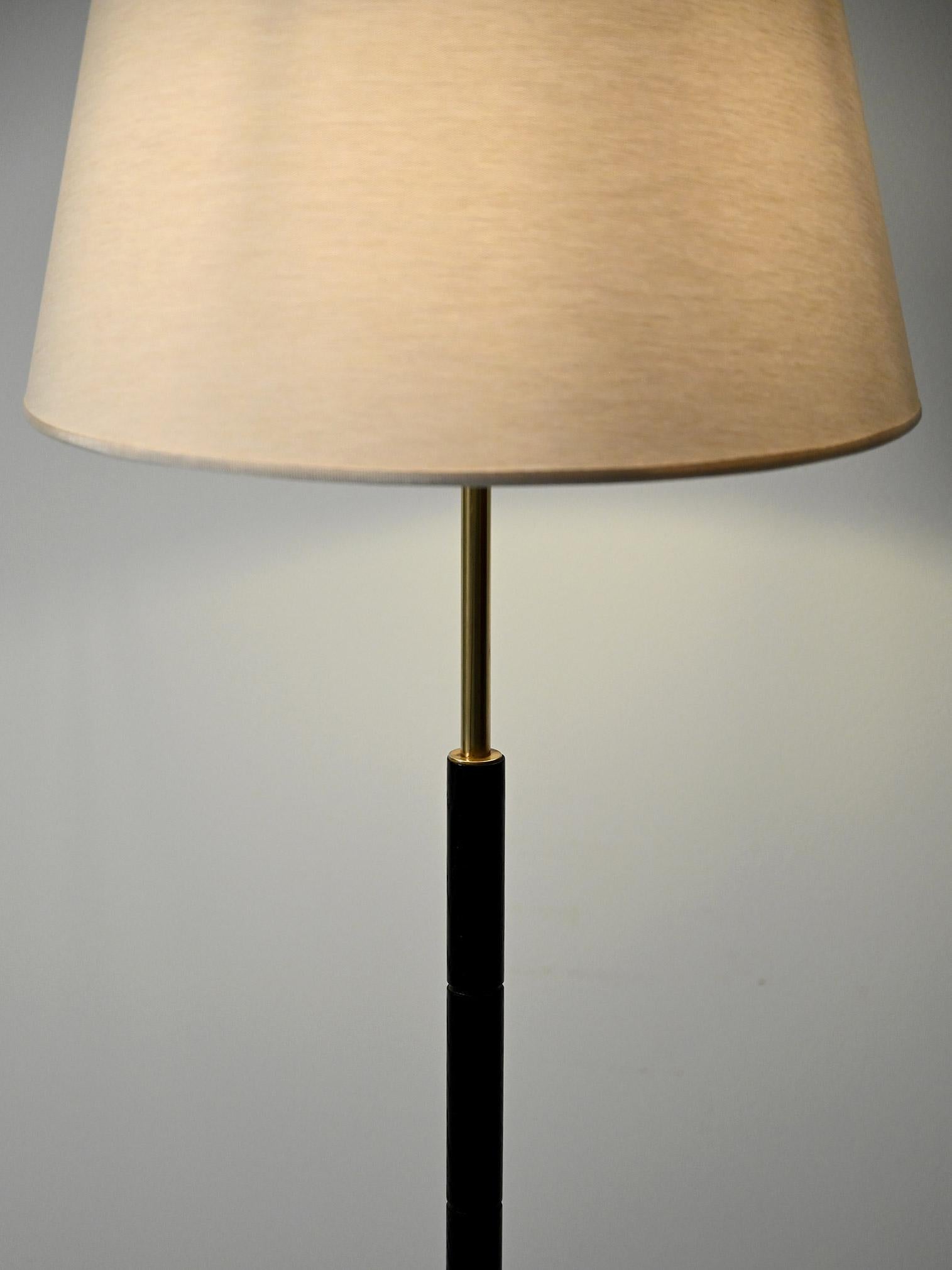 Lampada da terra scandinava in legno nero e ottone in vendita 3