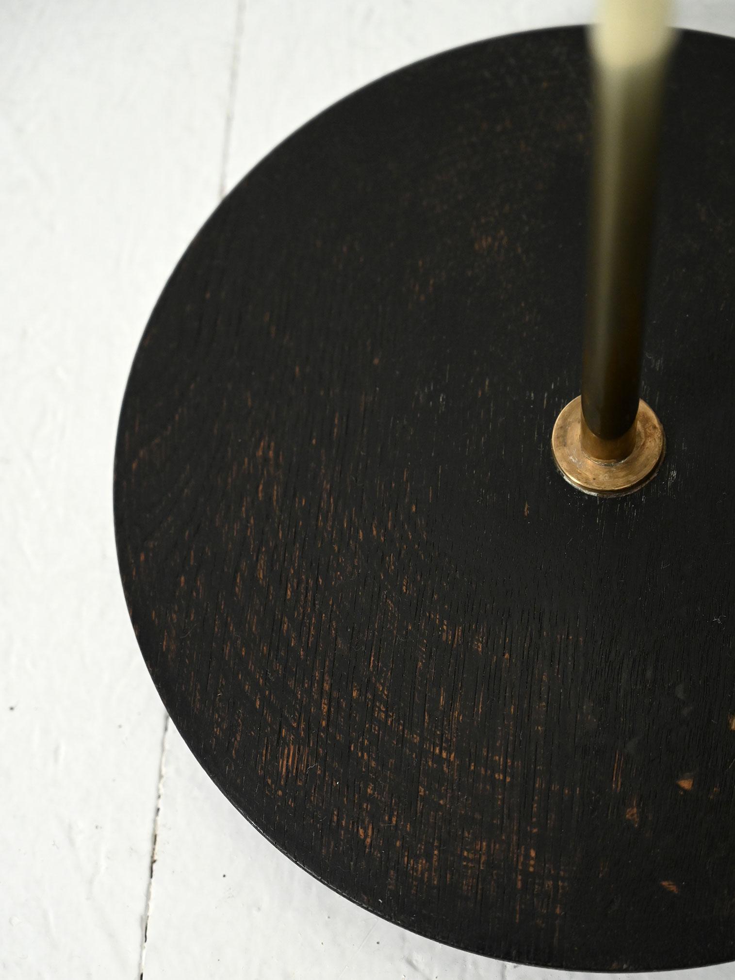 Lampada da terra scandinava in legno nero e ottone in vendita 4