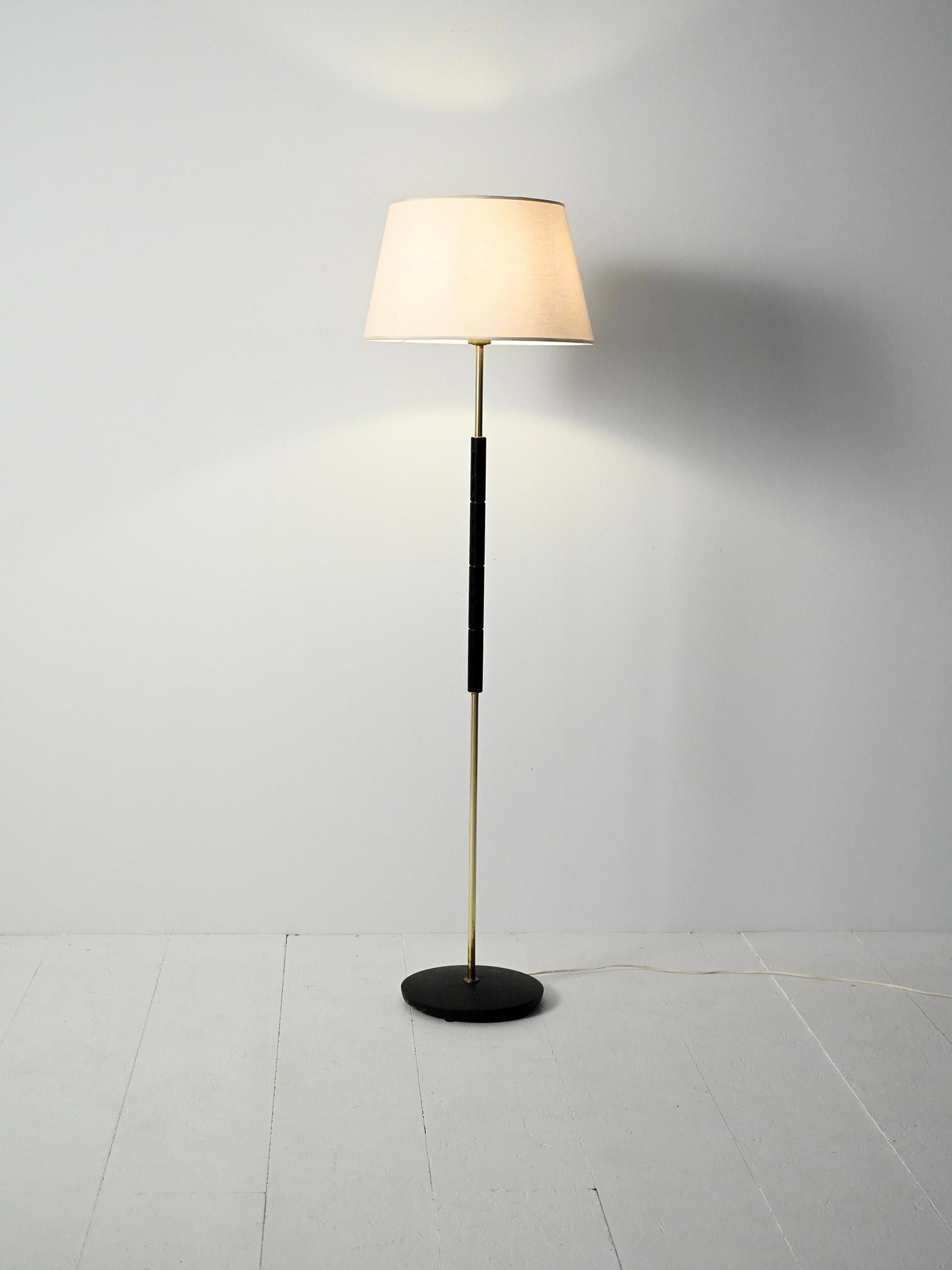 Stelo in ottone e legno finemente sagomato, base tonda in legno nero. Paralume rifatto seguendo il modello d’epoca.

Elegante lampada da terra scandinava anni ’50/’60 con stelo in ottone e fascia centrale in legno tornito, base circolare in legno