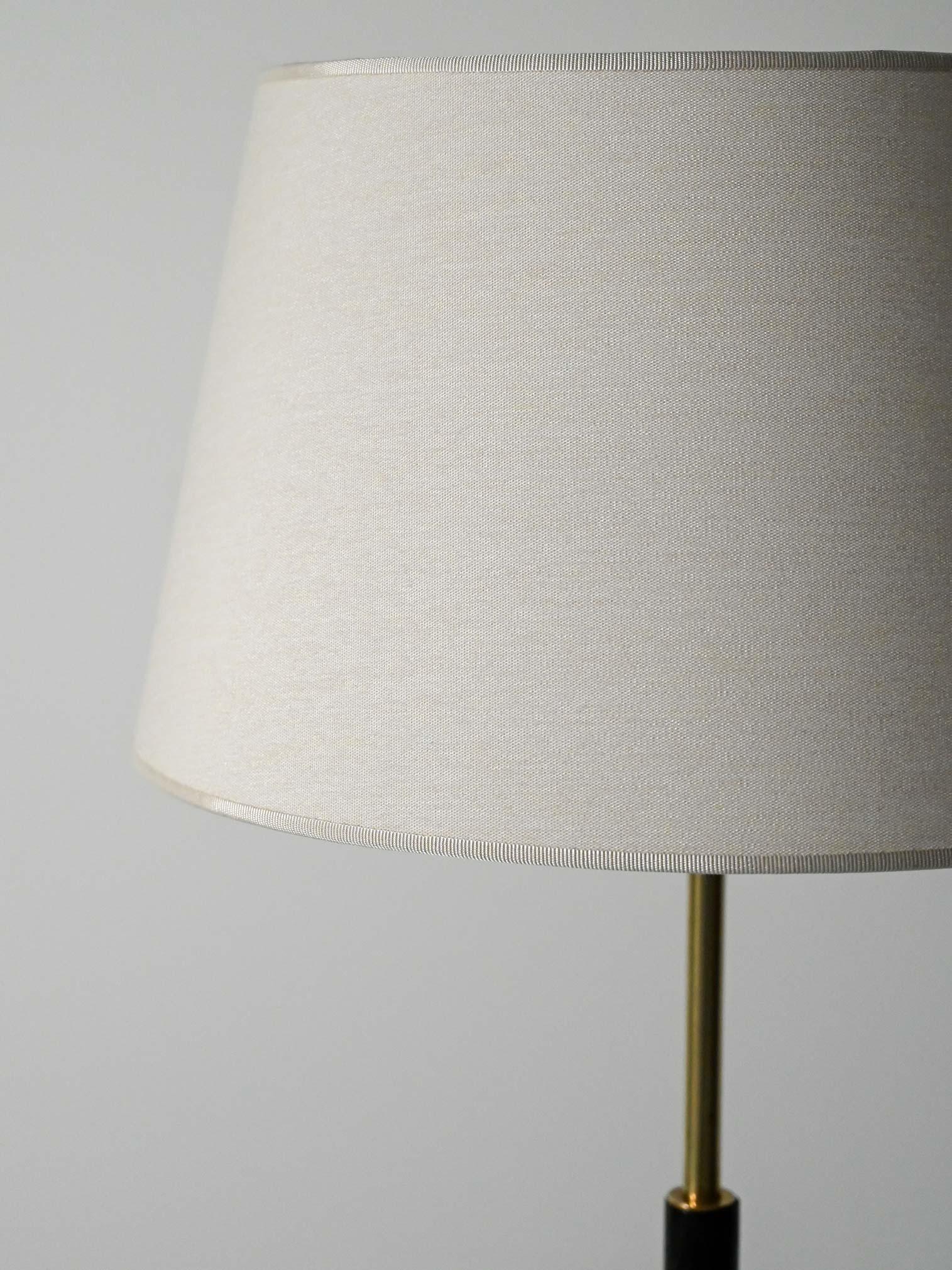 Scandinavo moderno Lampada da terra scandinava in legno nero e ottone in vendita