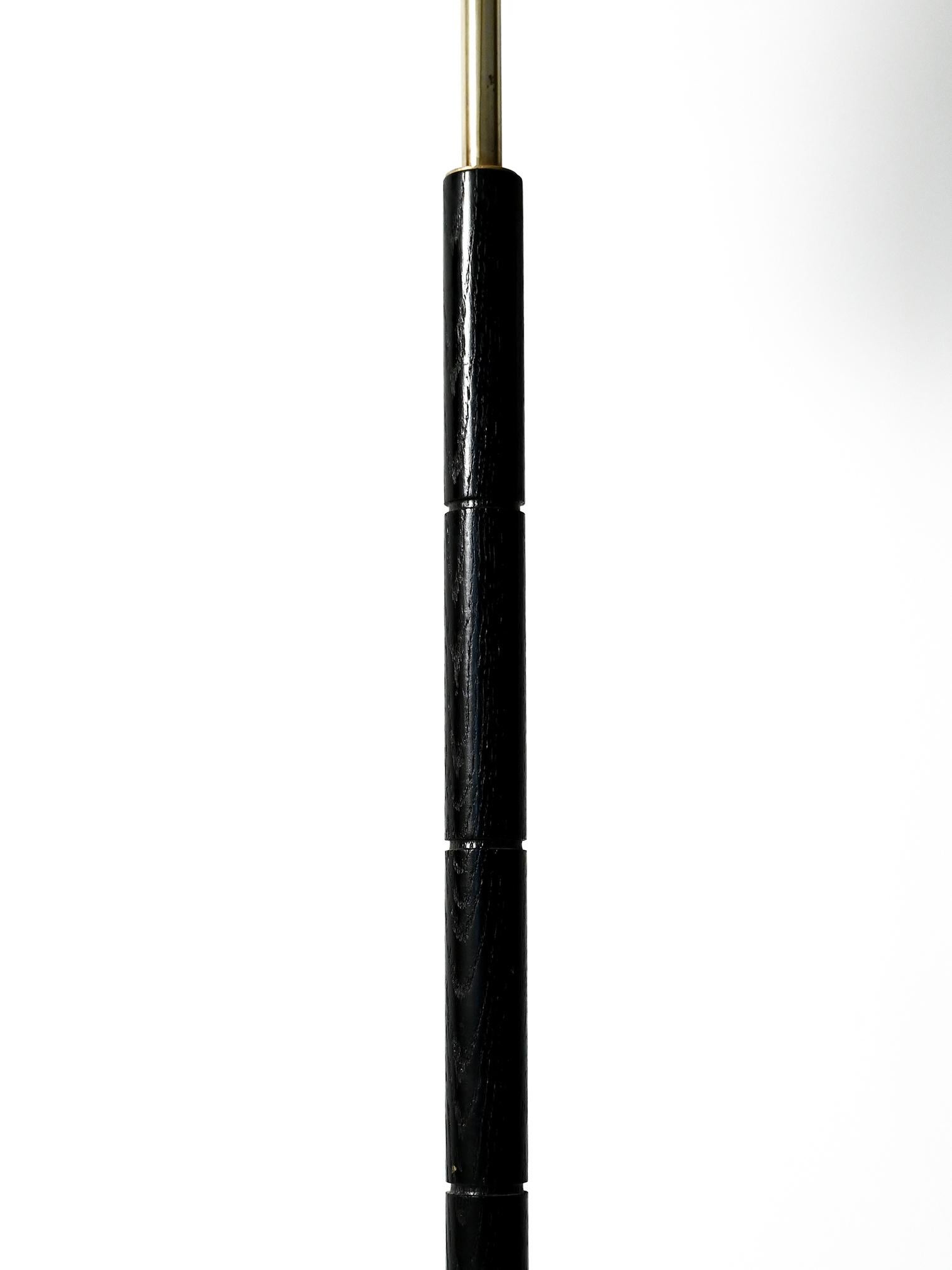 Lampada da terra scandinava in legno nero e ottone In condizioni buone in vendita a Brescia, IT