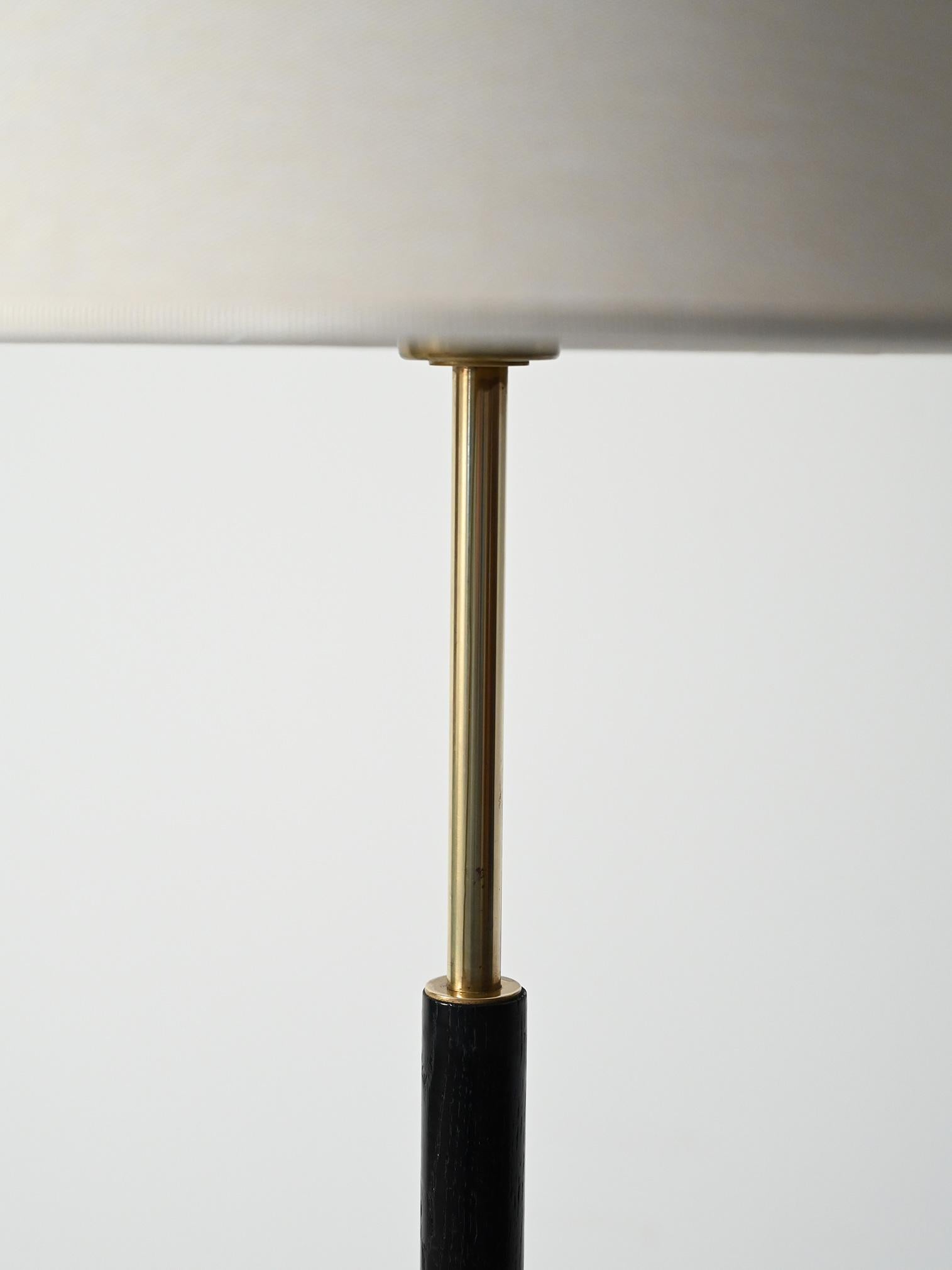 Ottone Lampada da terra scandinava in legno nero e ottone in vendita