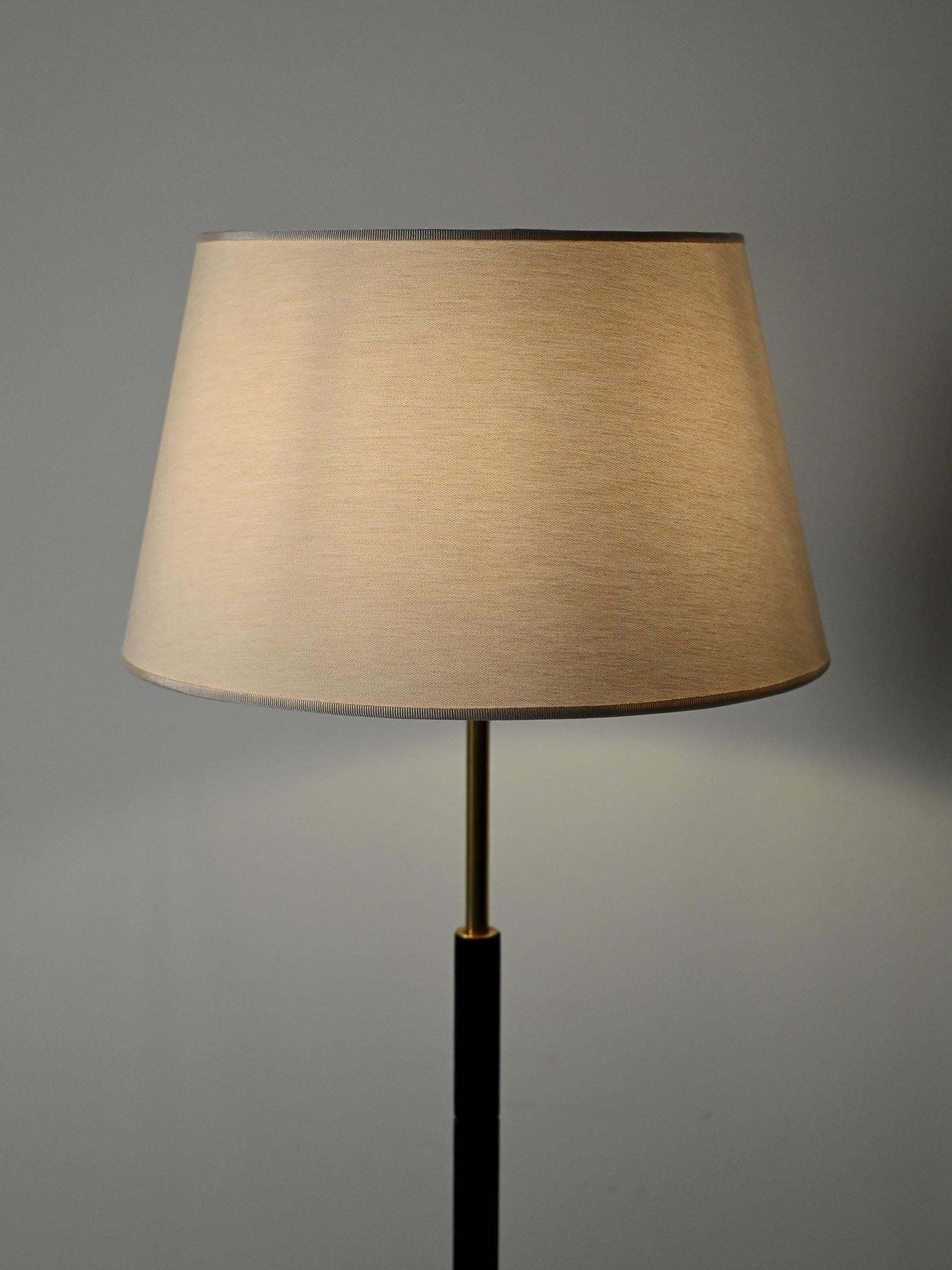 Lampada da terra scandinava in legno nero e ottone in vendita 1
