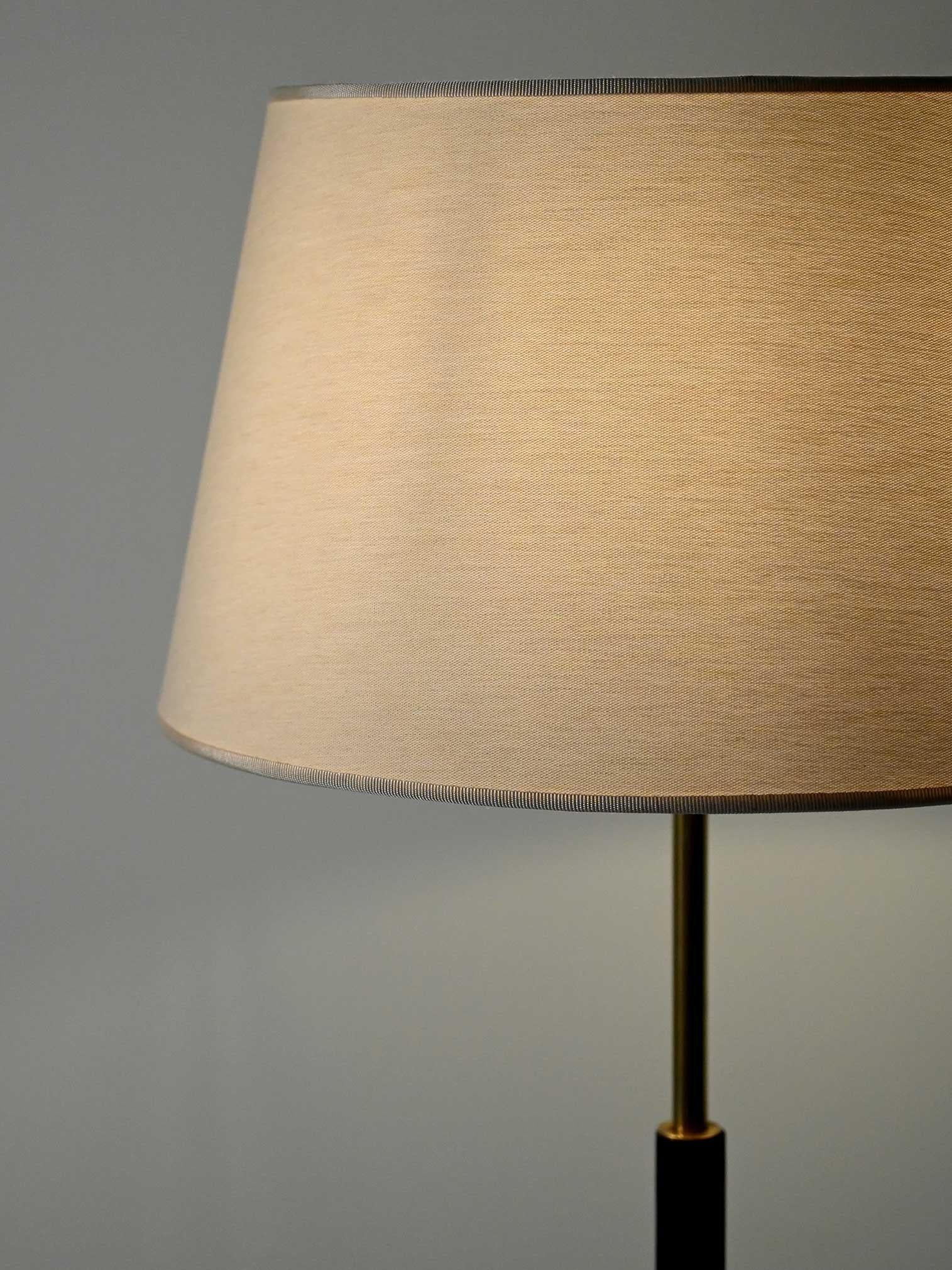 Lampada da terra scandinava in legno nero e ottone in vendita 2