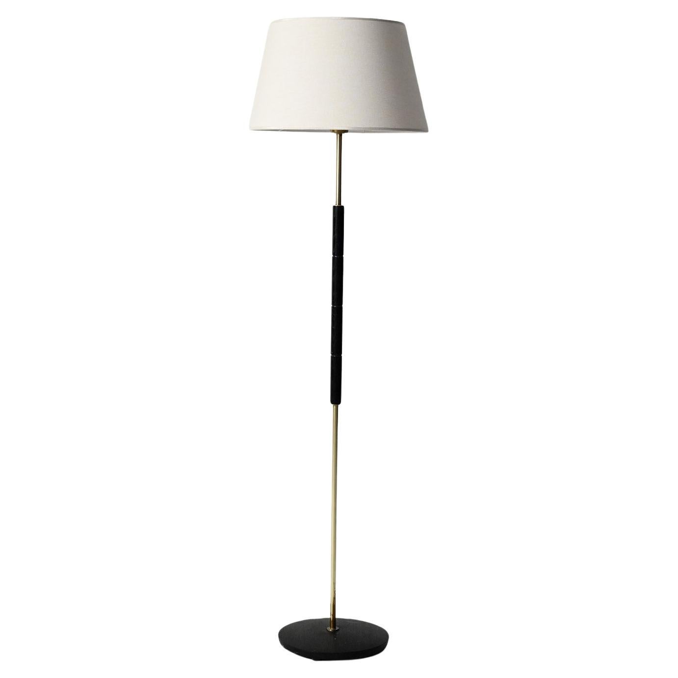 Lampada da terra scandinava in legno nero e ottone in vendita