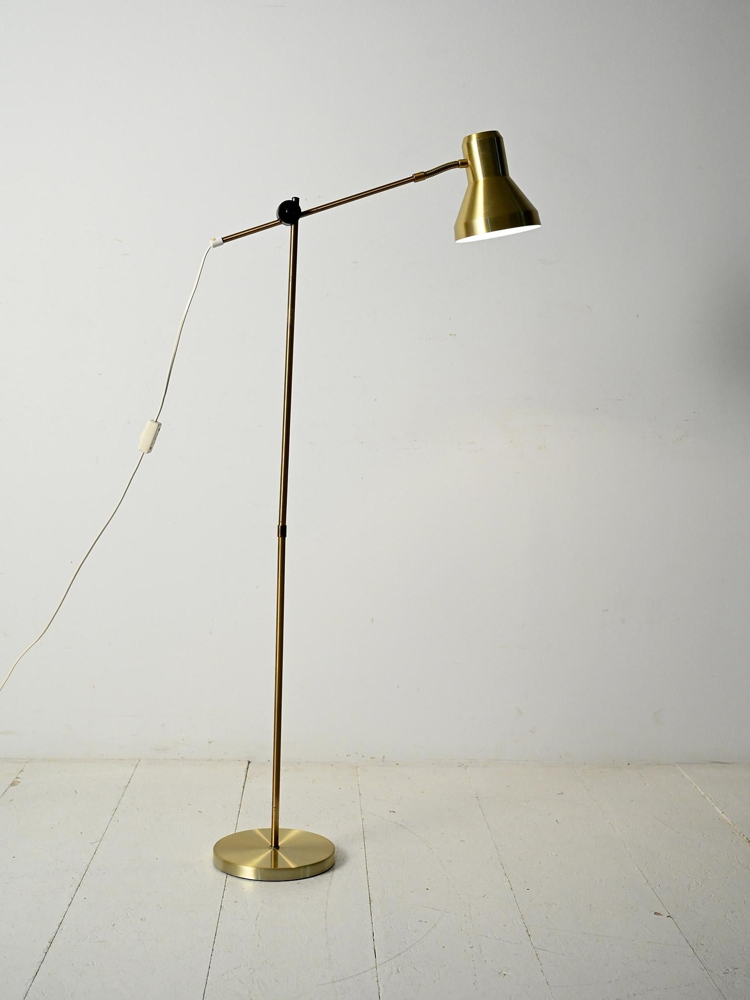 Lampada da terra anni '50/'60 in metallo finitura ottone, braccio scorrevole con giunto girevole e collo flessibile.

Lampada da terra in metallo galvanizzato color ottone, anni '50/'60, con linea essenziale e proporzioni sobrie. Lo snodo centrale
