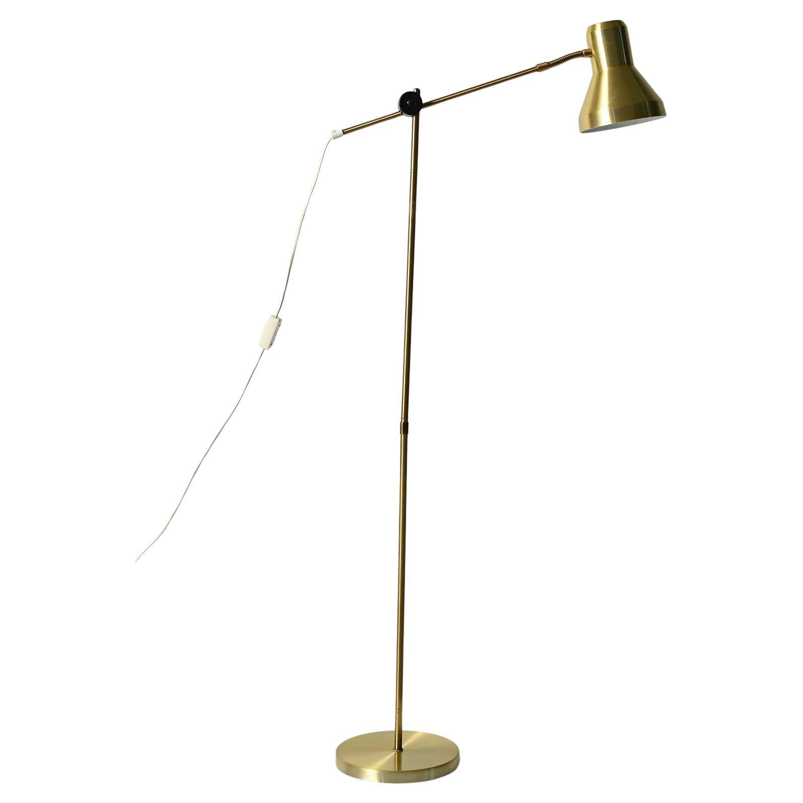 Lampada da terra scandinava in ottone con braccio regolabile