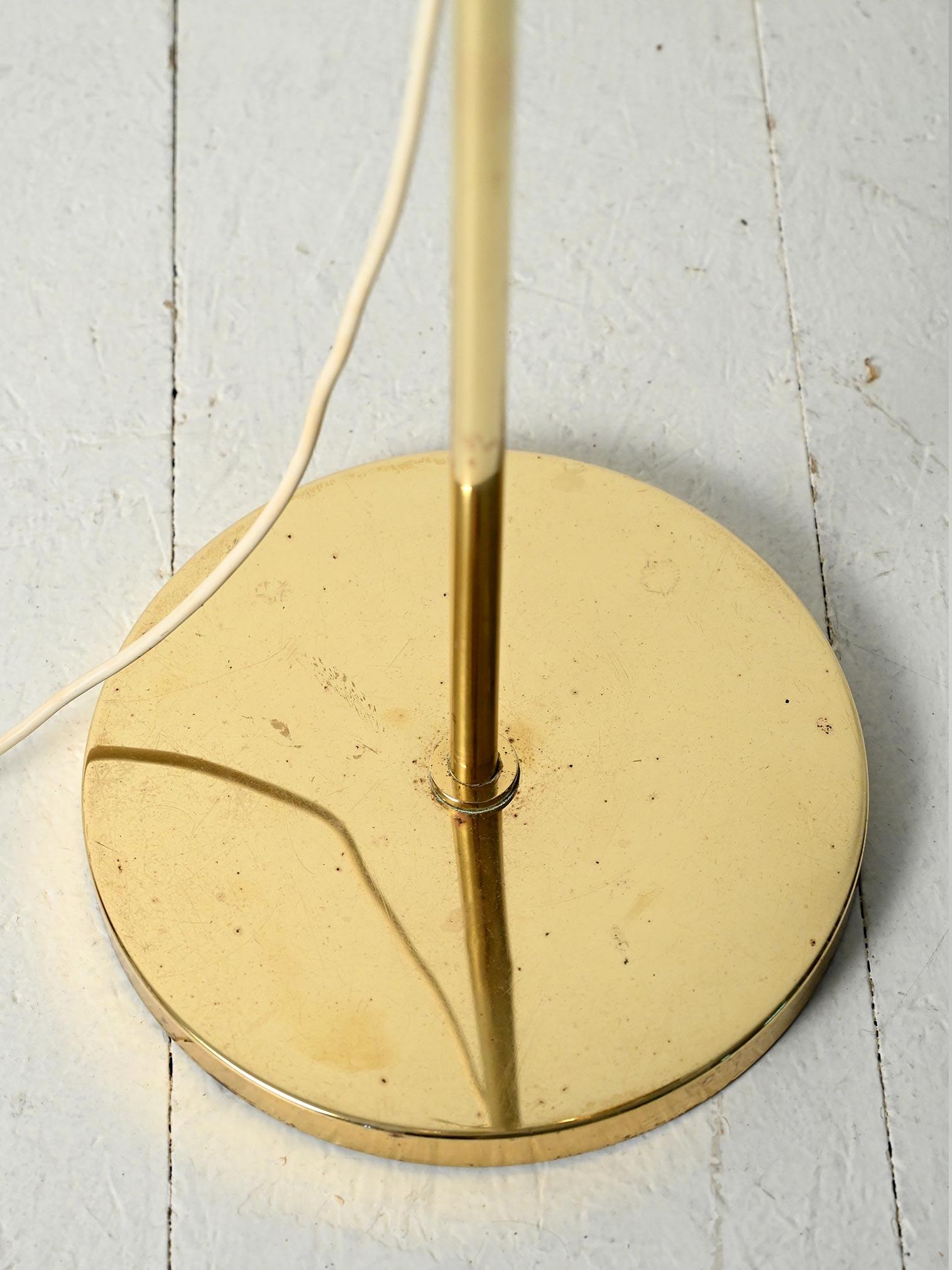 Lampada da terra scandinava in ottone con due punti luce regolabili en vente 1