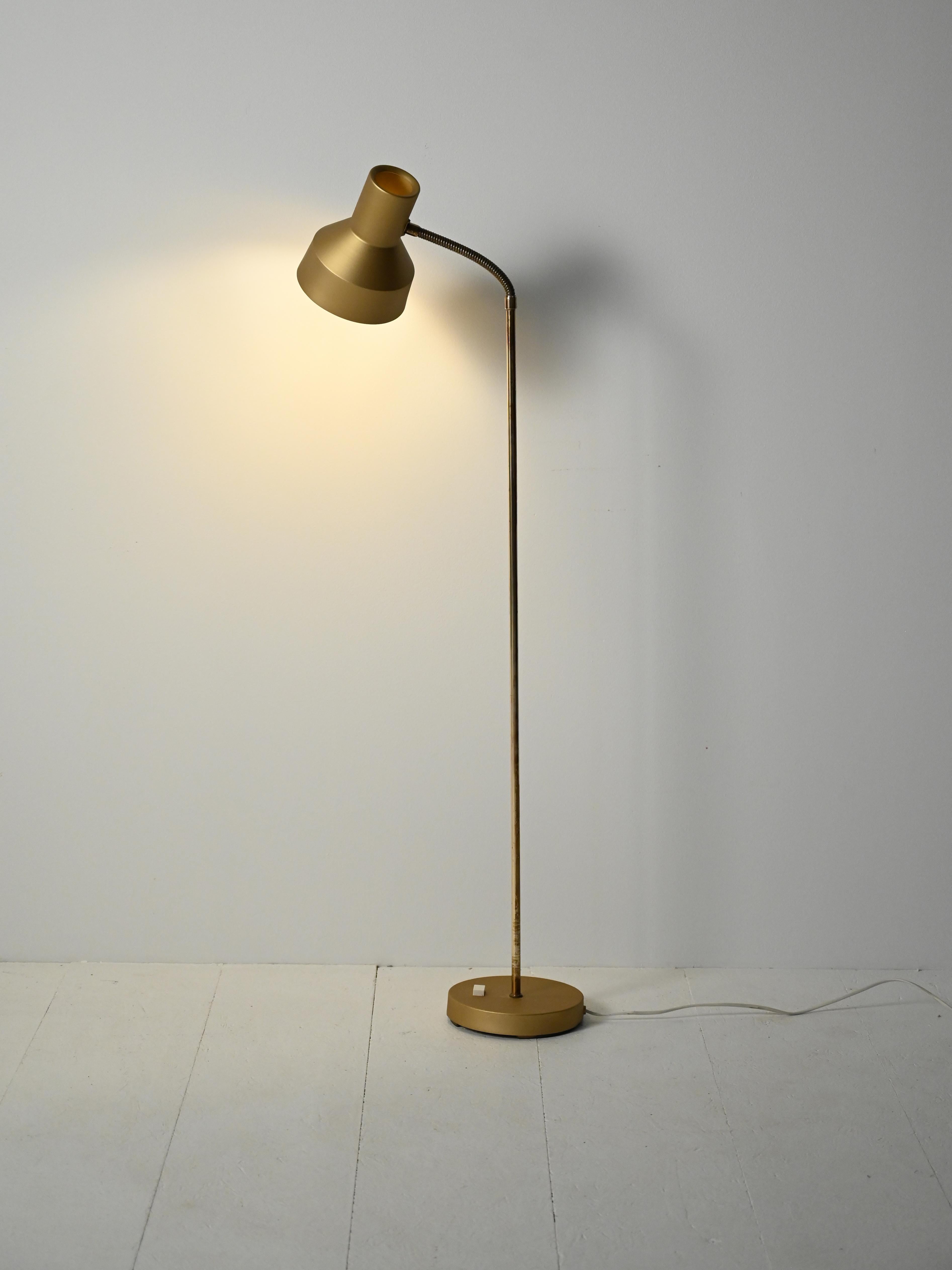 Scandinavo moderno Lampada da terra scandinava in ottone e metallo cromato, anni 60/70 in vendita