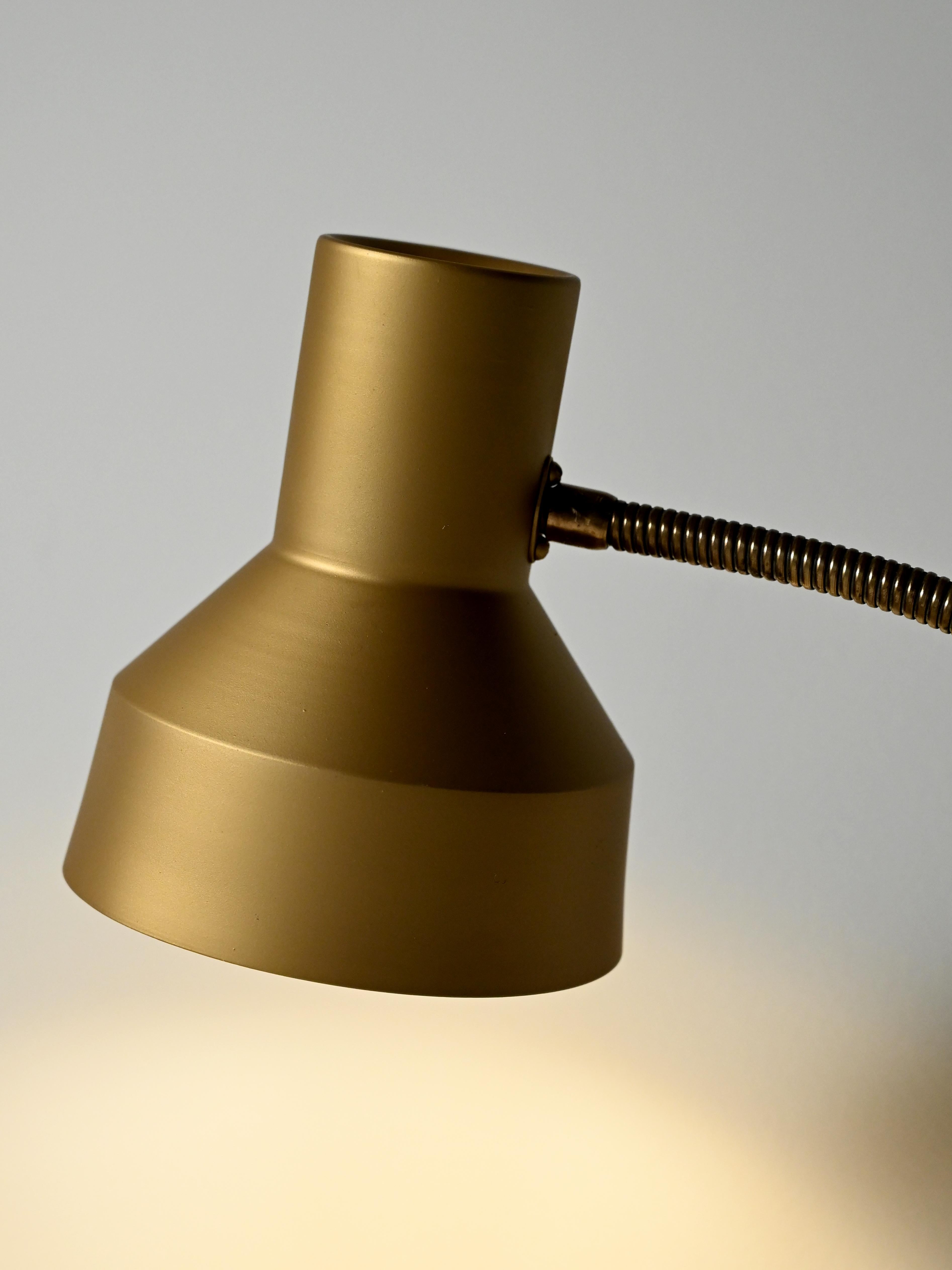 Lampada da terra scandinava in ottone e metallo cromato, anni 60/70 in vendita 1