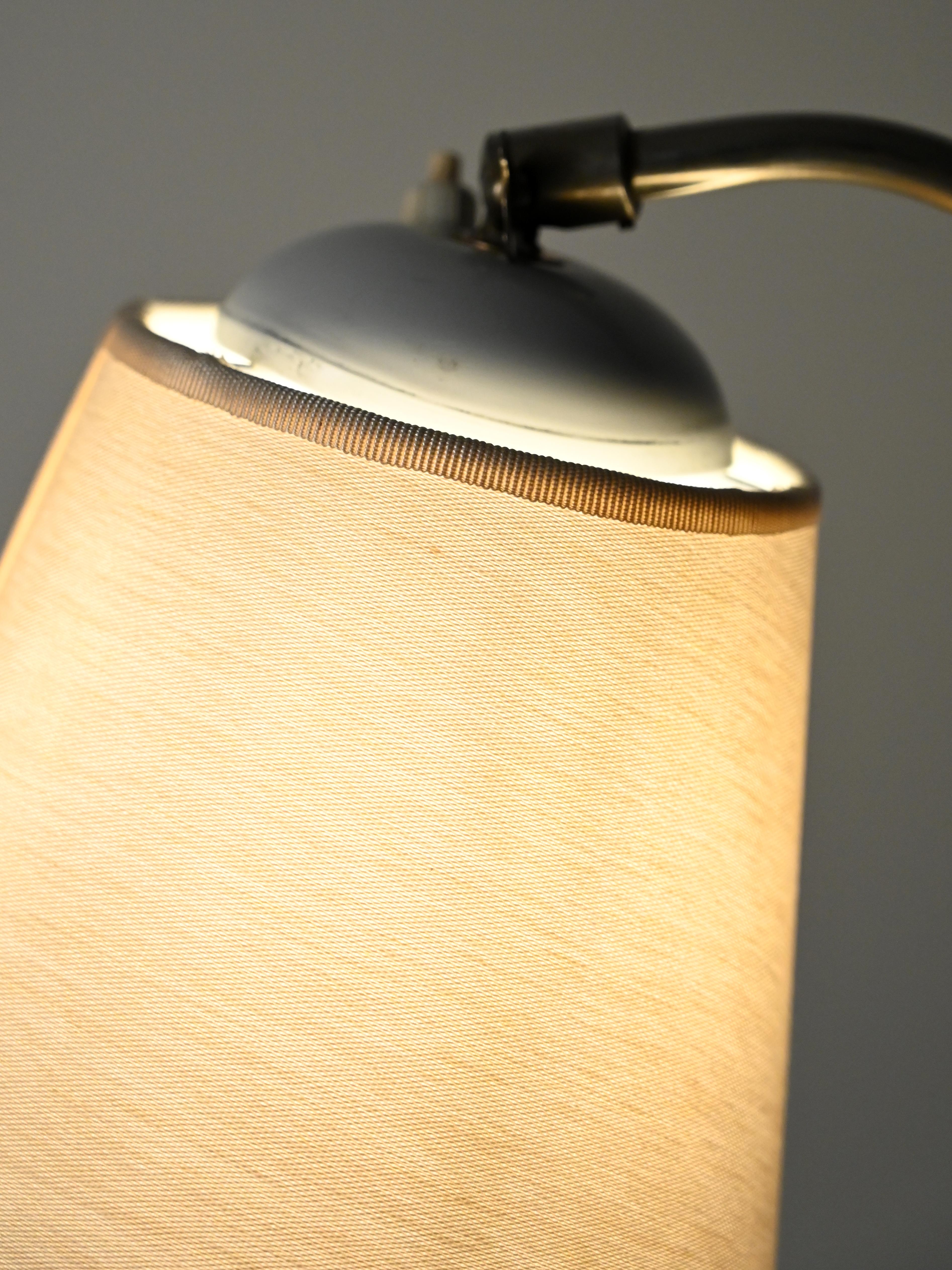 Lampada da terra scandinava Mid Century in rovere e metallo In condizioni buone in vendita a Brescia, IT