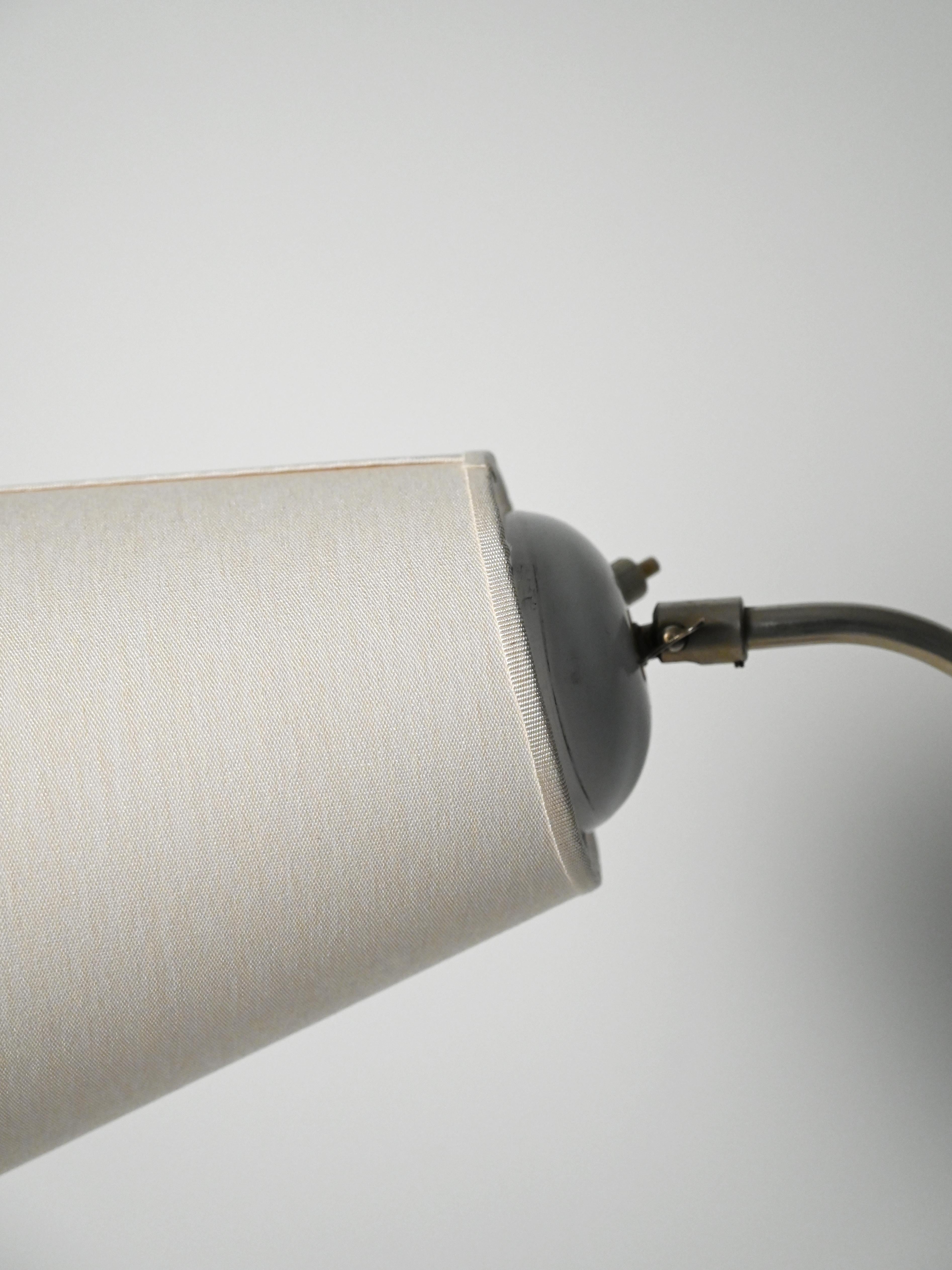 Metà XX secolo Lampada da terra scandinava Mid Century in rovere e metallo in vendita