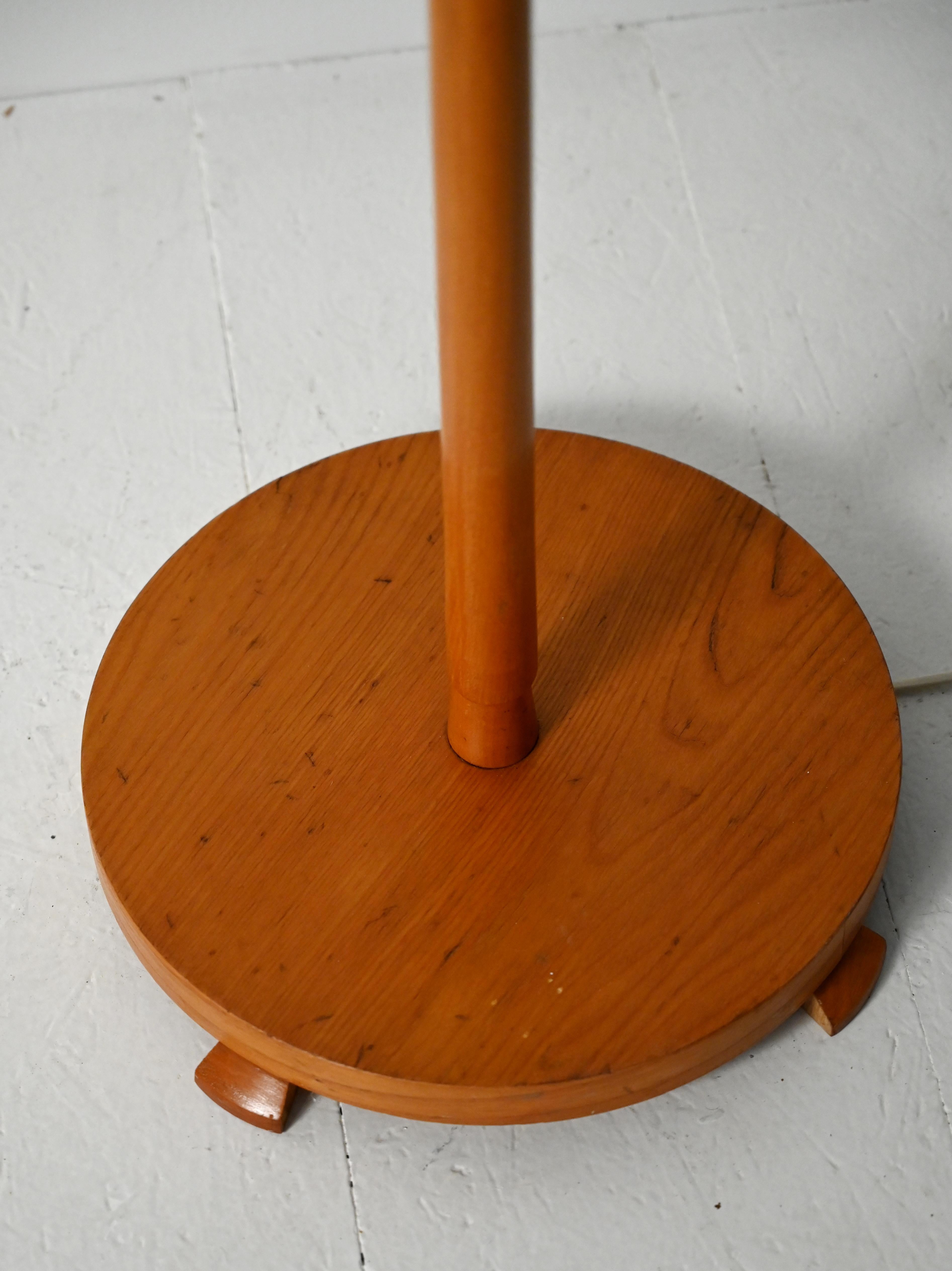 Lampada da terra scandinava Mid Century in rovere e metallo in vendita 2
