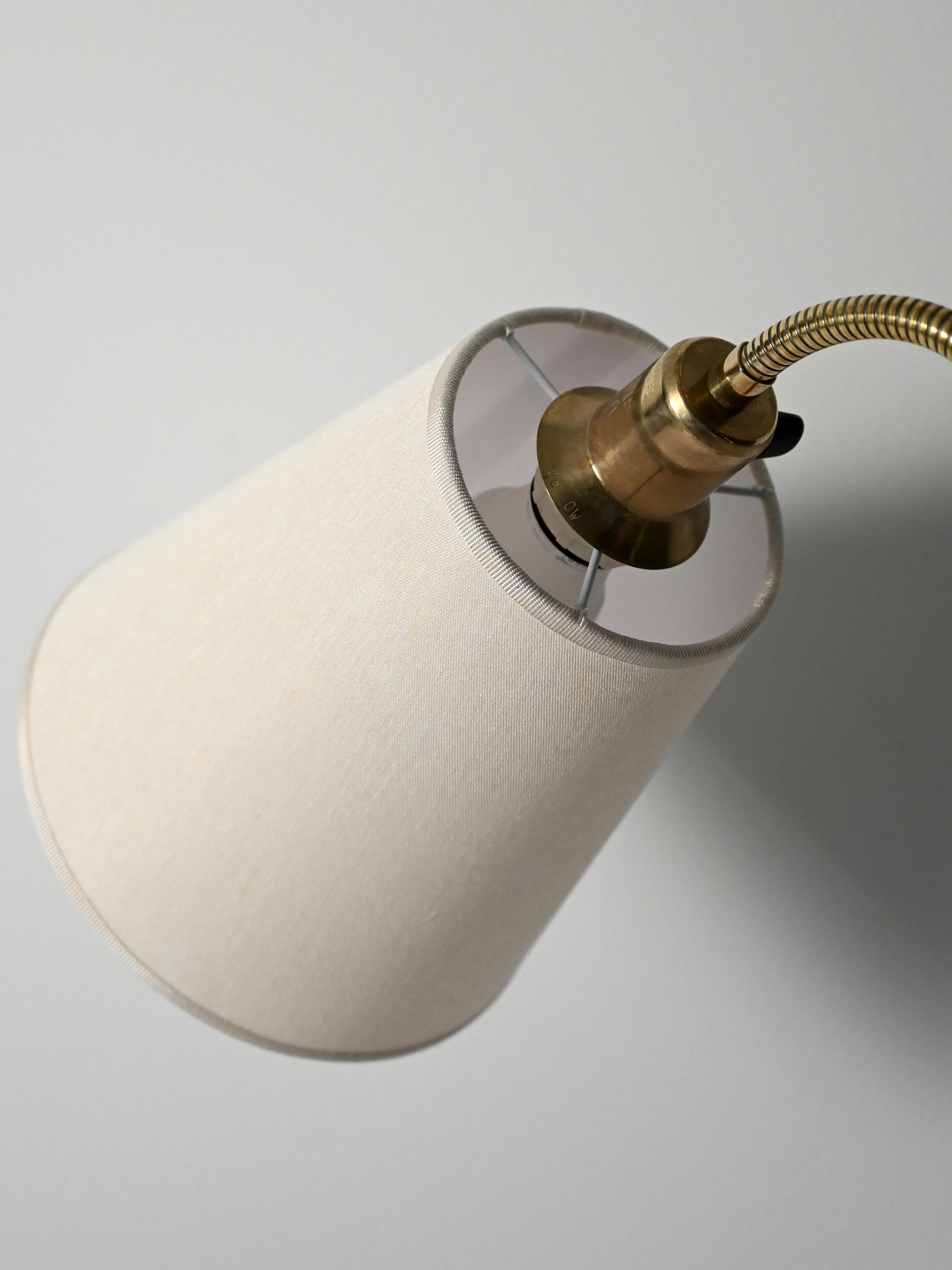 Lampada da terra scandinava rovere e ottone, anni 50 en venta 3