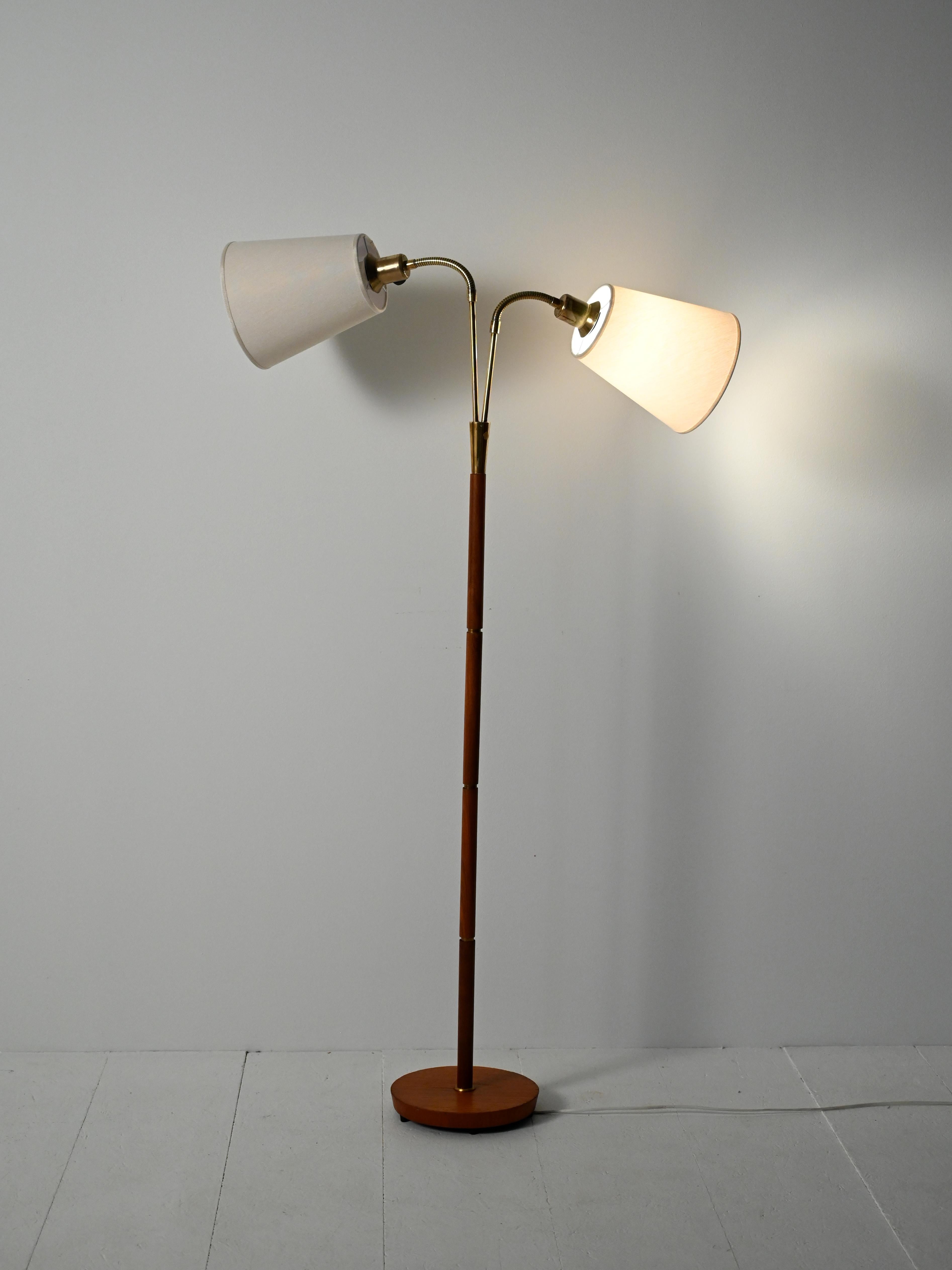 Lampada da terra scandinava rovere e ottone, anni 50 Escandinavo moderno en venta