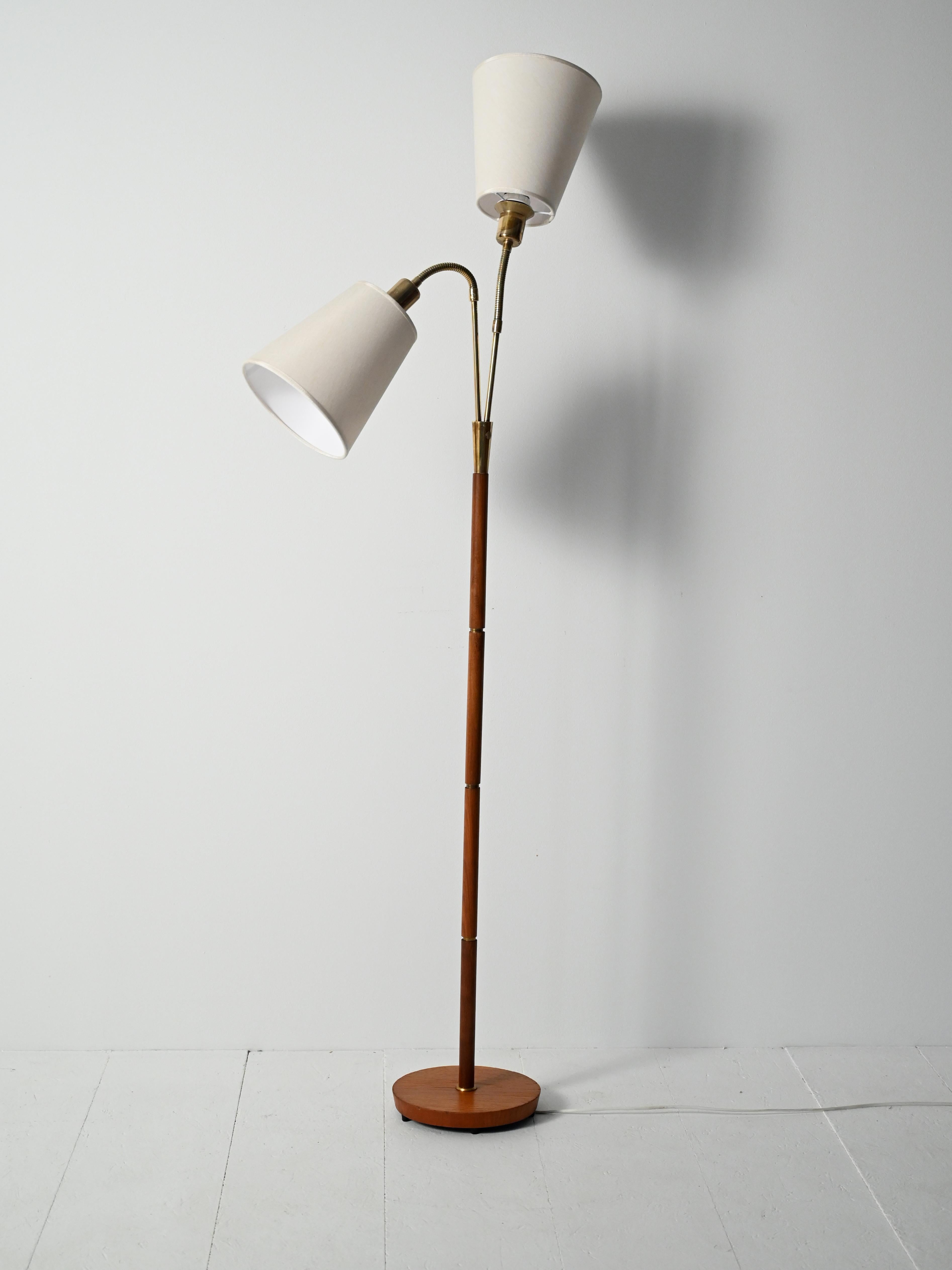 Lampada da terra scandinava rovere e ottone, anni 50 Escandinavo en venta