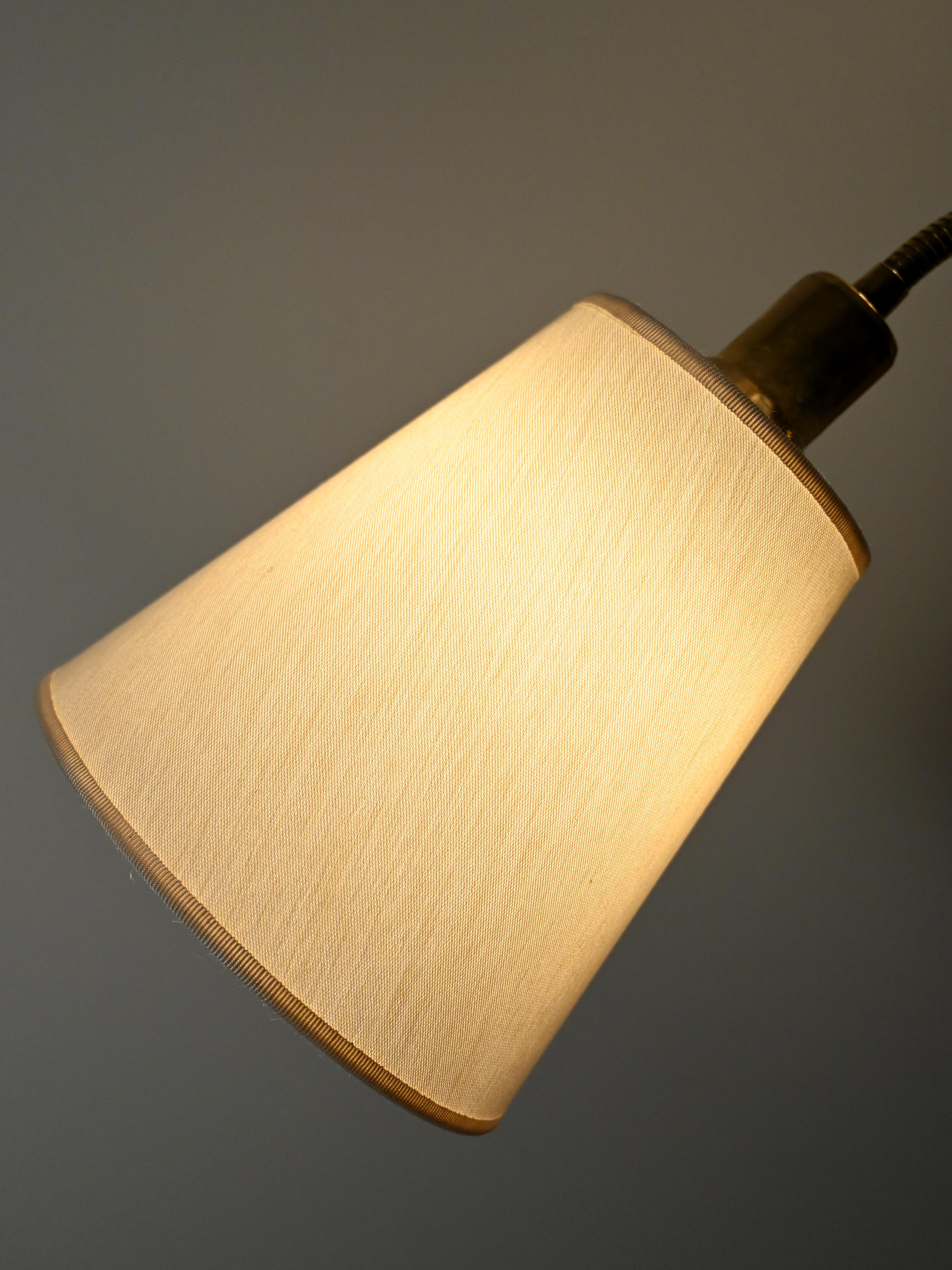 Lampada da terra scandinava rovere e ottone, anni 50 en Bueno estado para la venta en Brescia, IT