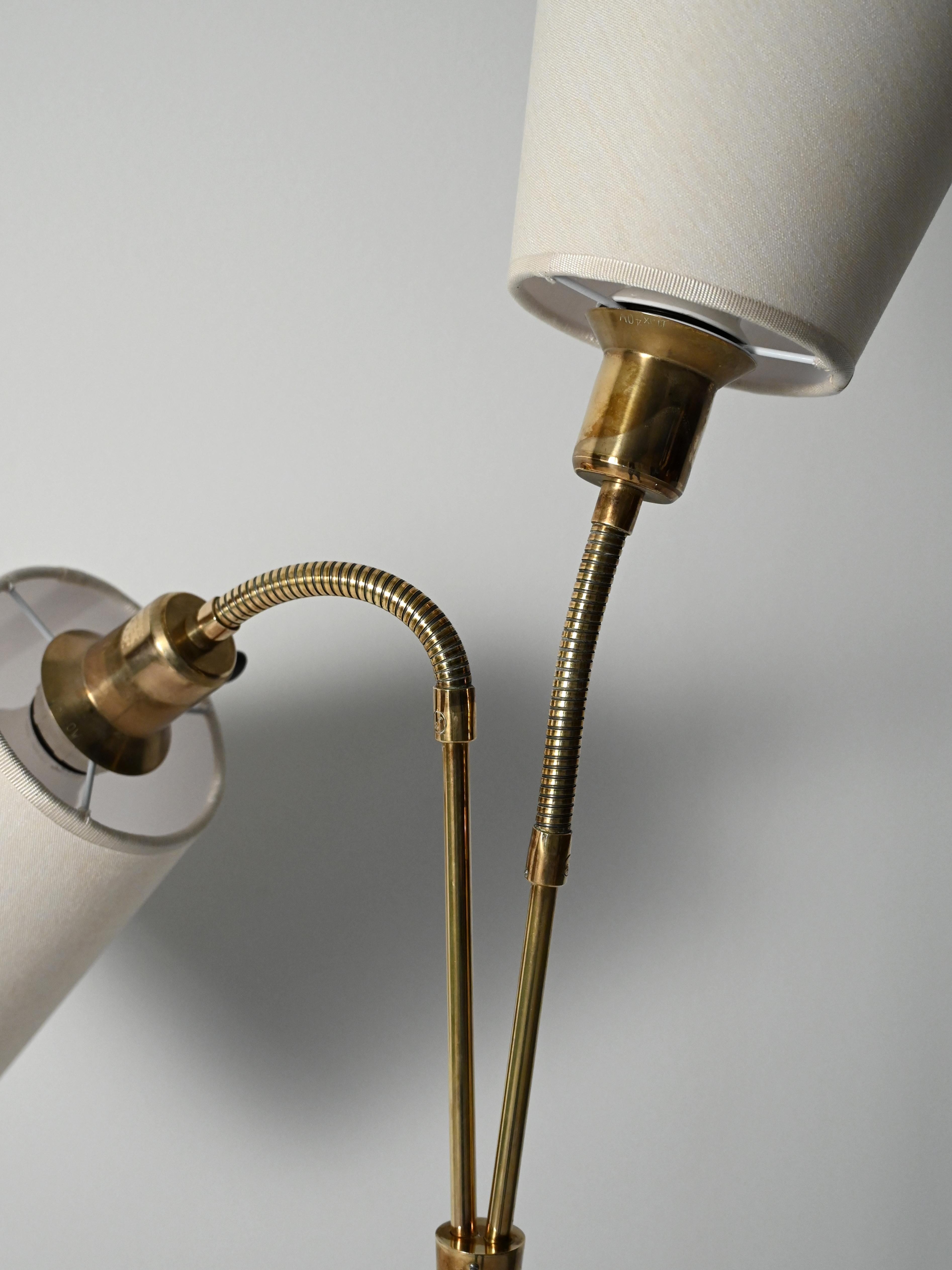 Lampada da terra scandinava rovere e ottone, anni 50 mediados del siglo XX en venta