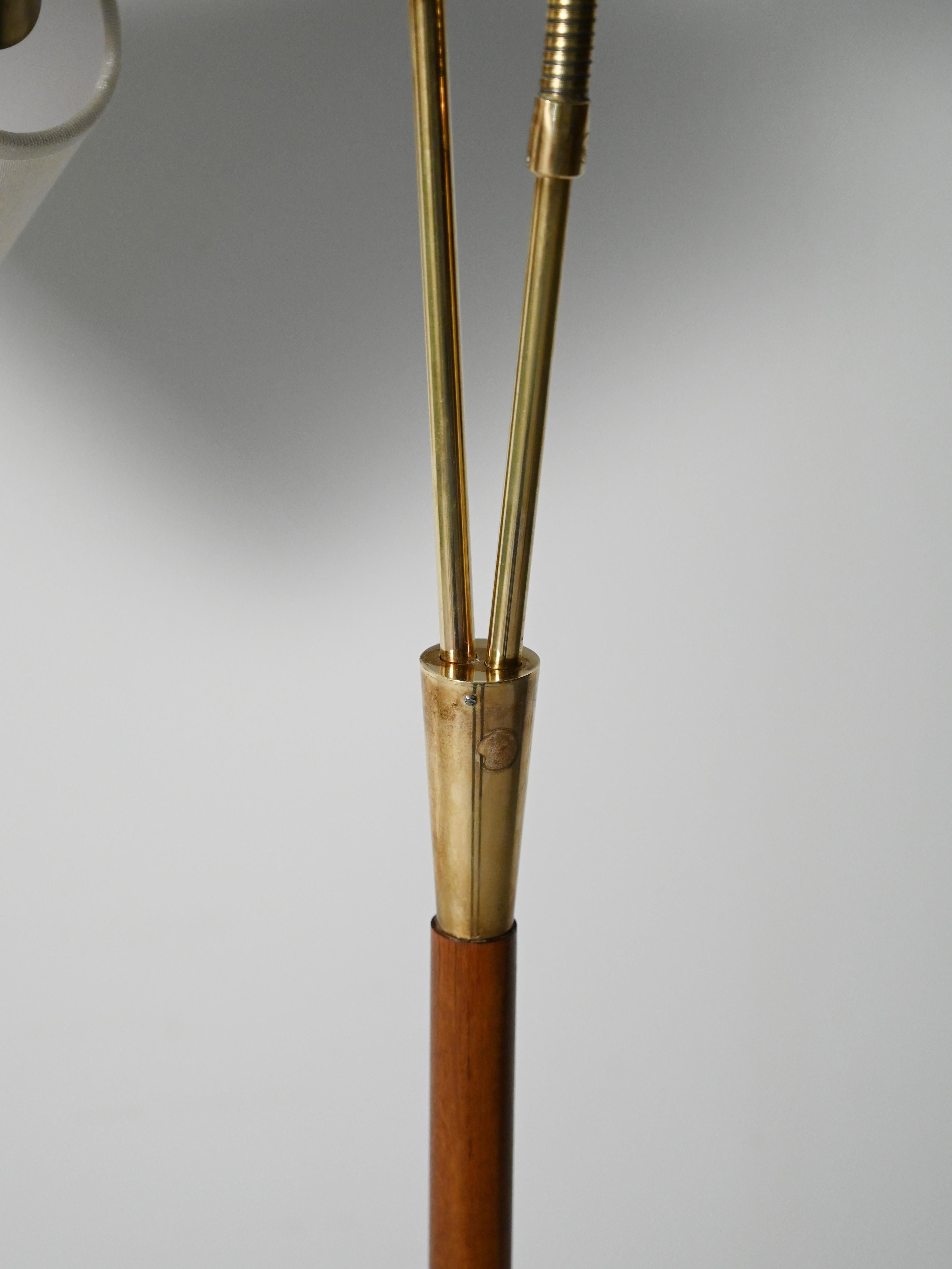 Lampada da terra scandinava rovere e ottone, anni 50 Latón en venta