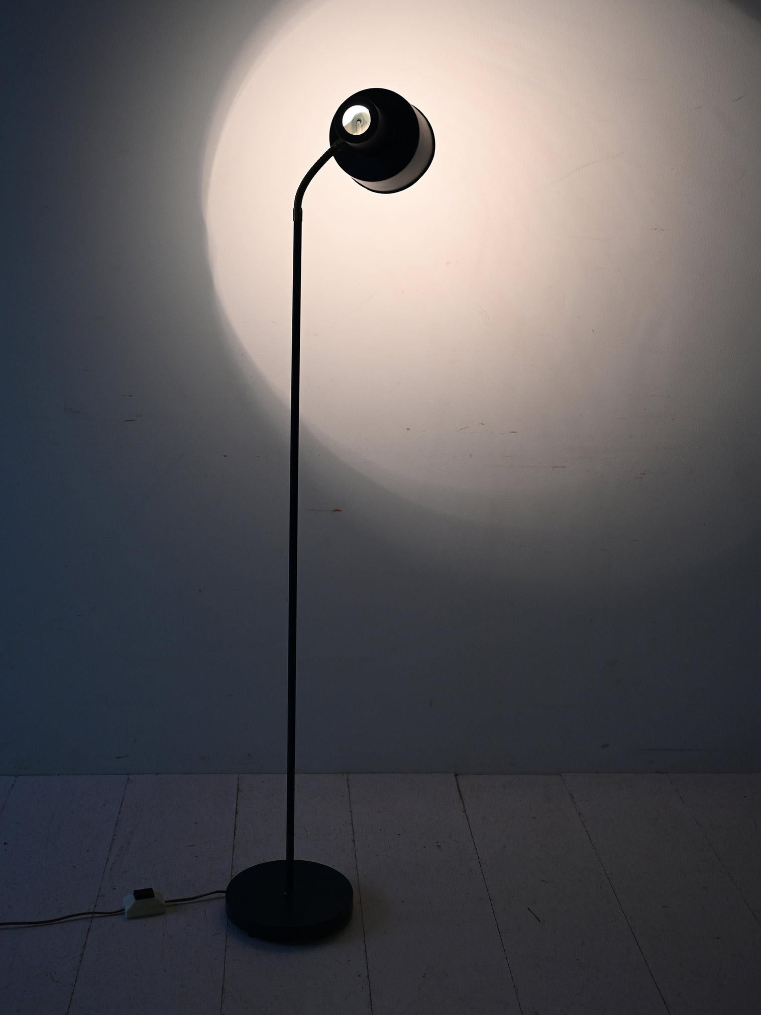 Lampada da terra scandinava vintage, struttura in metallo verniciato con dettagli in ottone e braccio flessibile. Linee essenziali e funzionali.

Lampada da terra scandinava dal design vintage, realizzata in metallo verniciato con dettagli in
