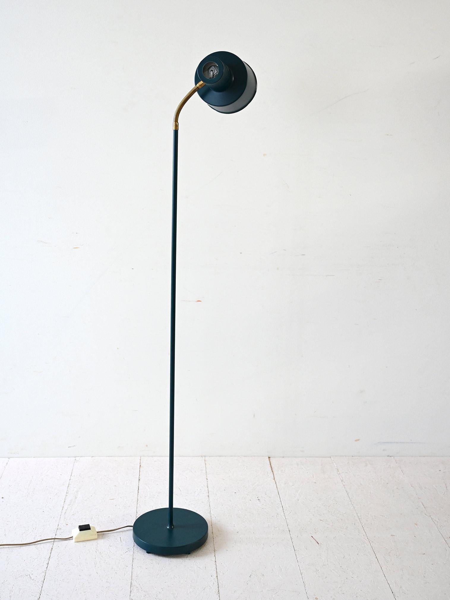 Scandinavo moderno Lampada da terra scandinava vintage in metallo e ottone in vendita