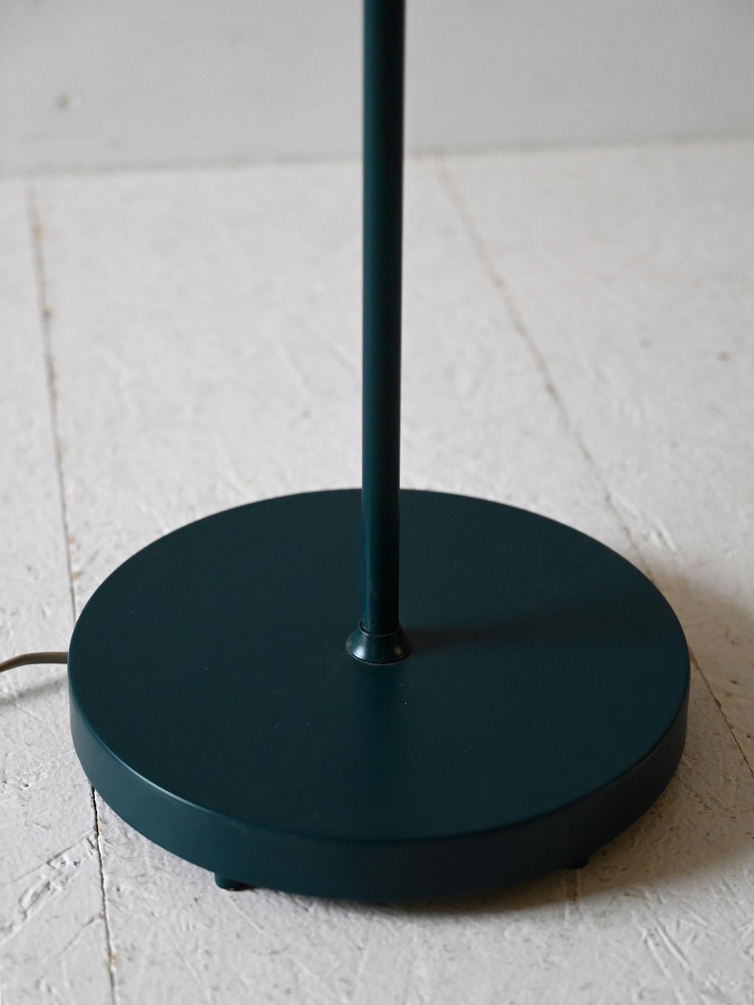 Mid-20th Century Lampada da terra scandinava vintage in metallo e ottone in vendita