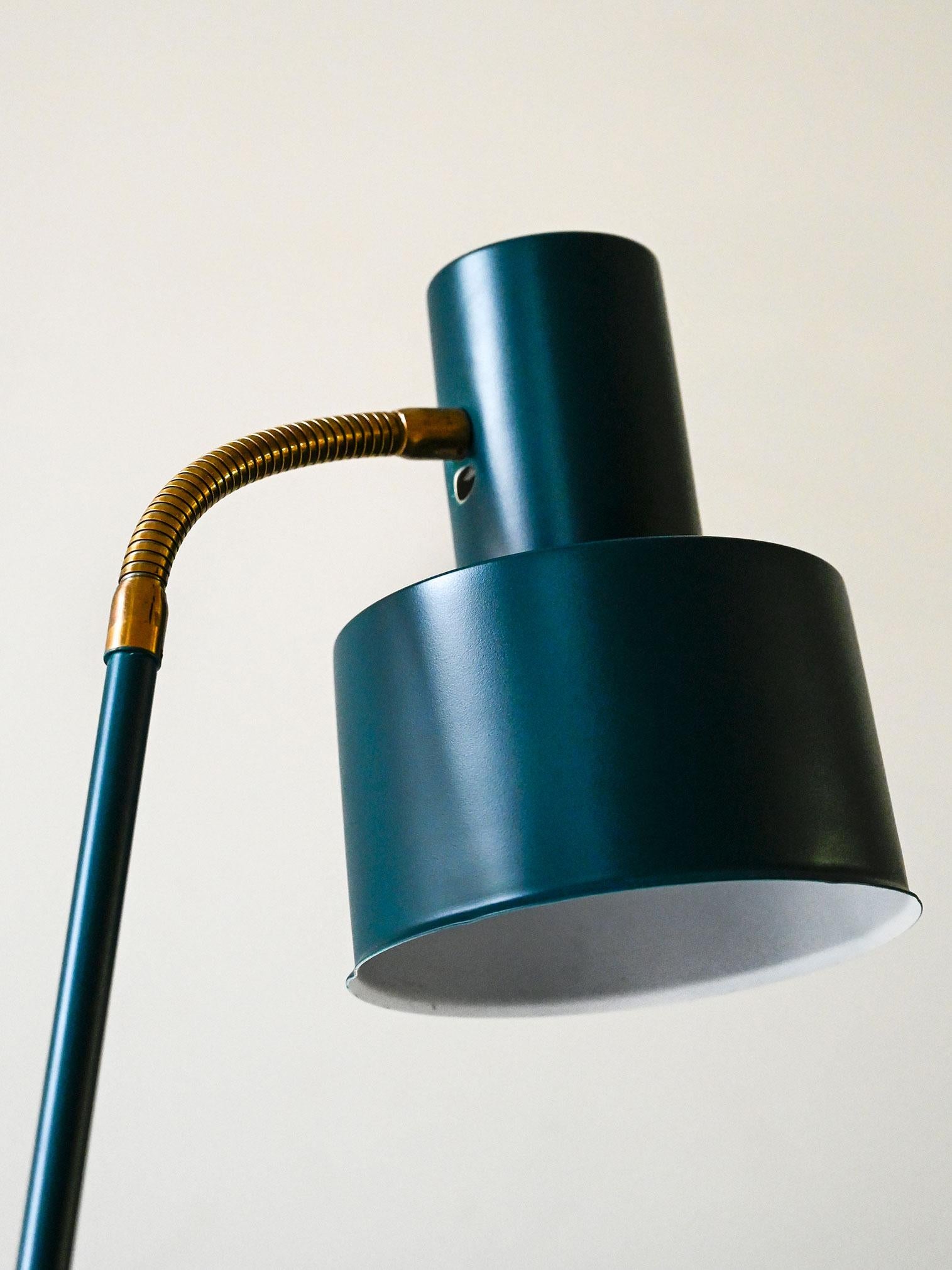Metallo Lampada da terra scandinava vintage in metallo e ottone in vendita