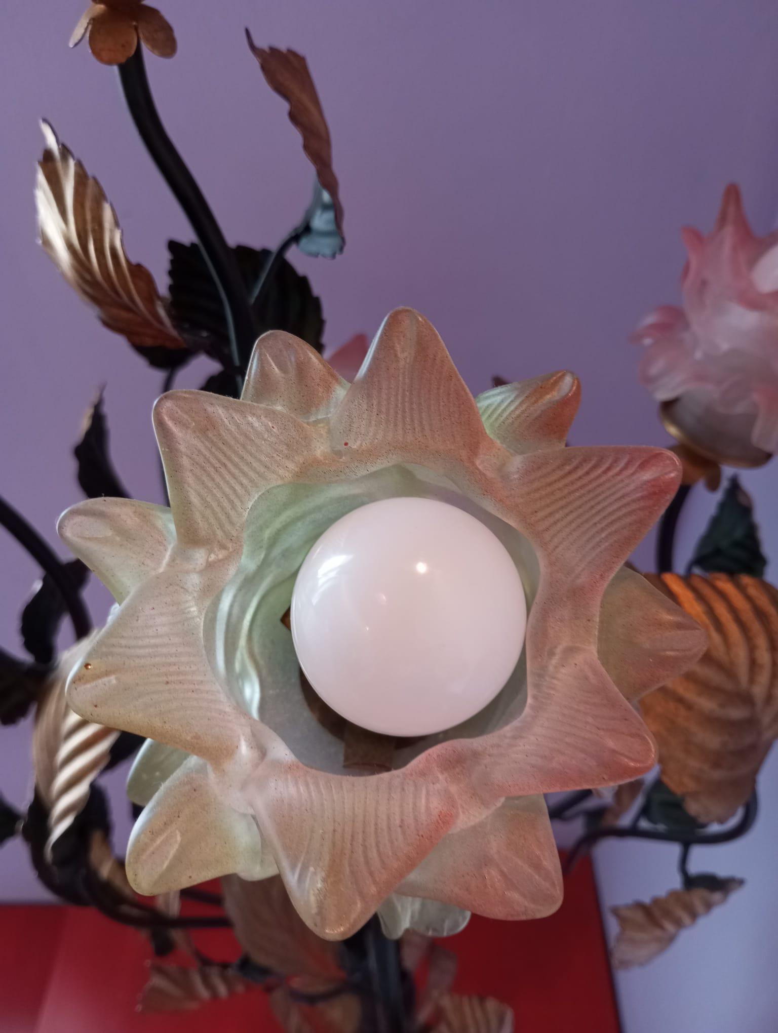 Floor lamp-sculpture with Murano glass roses - Italy, 1960s For Sale 4