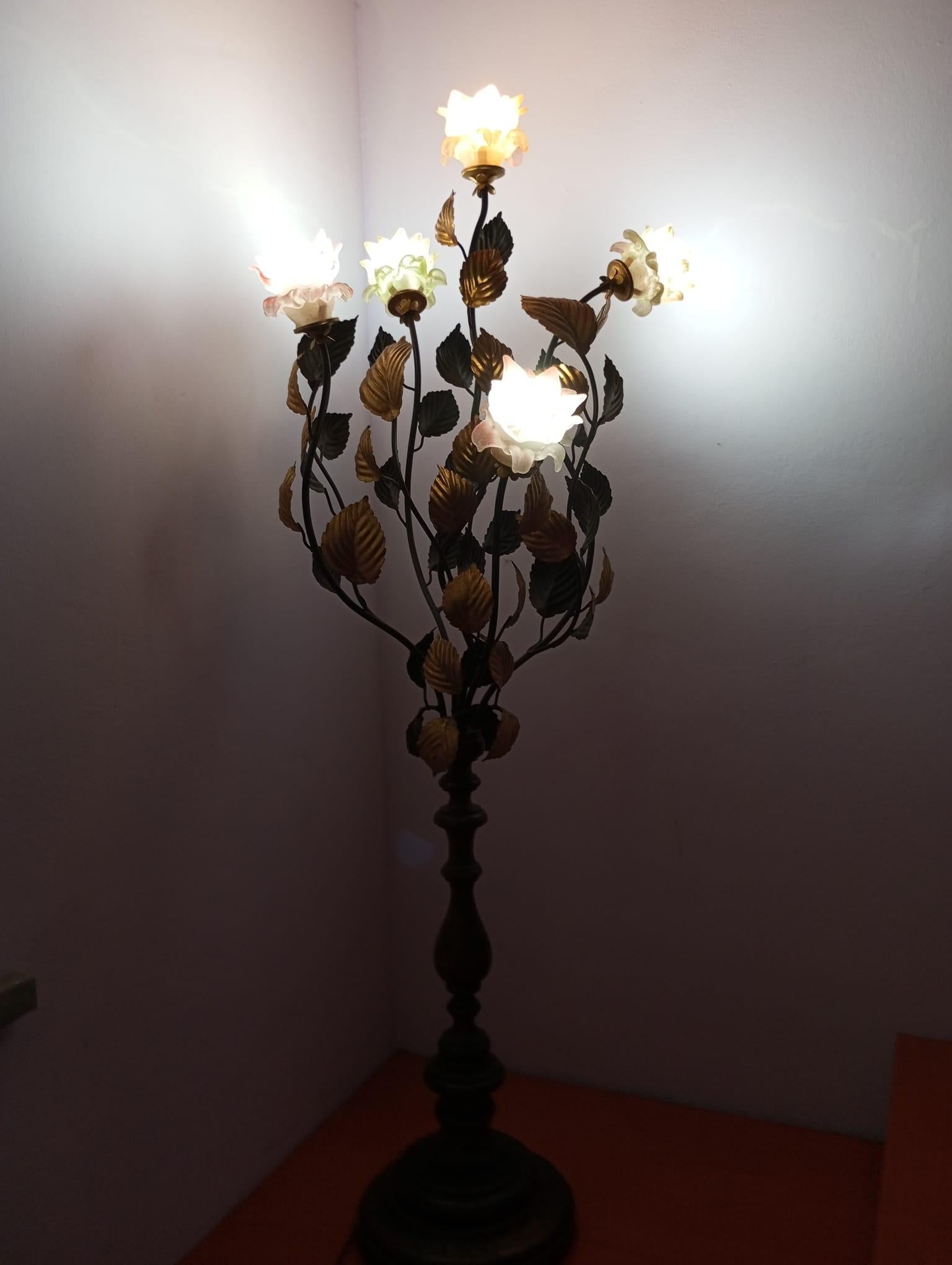 Floor lamp-sculpture with Murano glass roses - Italy, 1960s For Sale 9