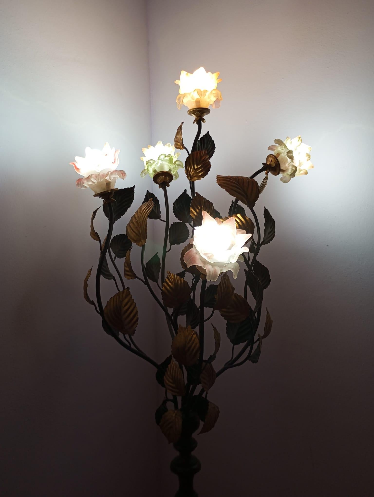 Floor lamp-sculpture with Murano glass roses - Italy, 1960s For Sale 10