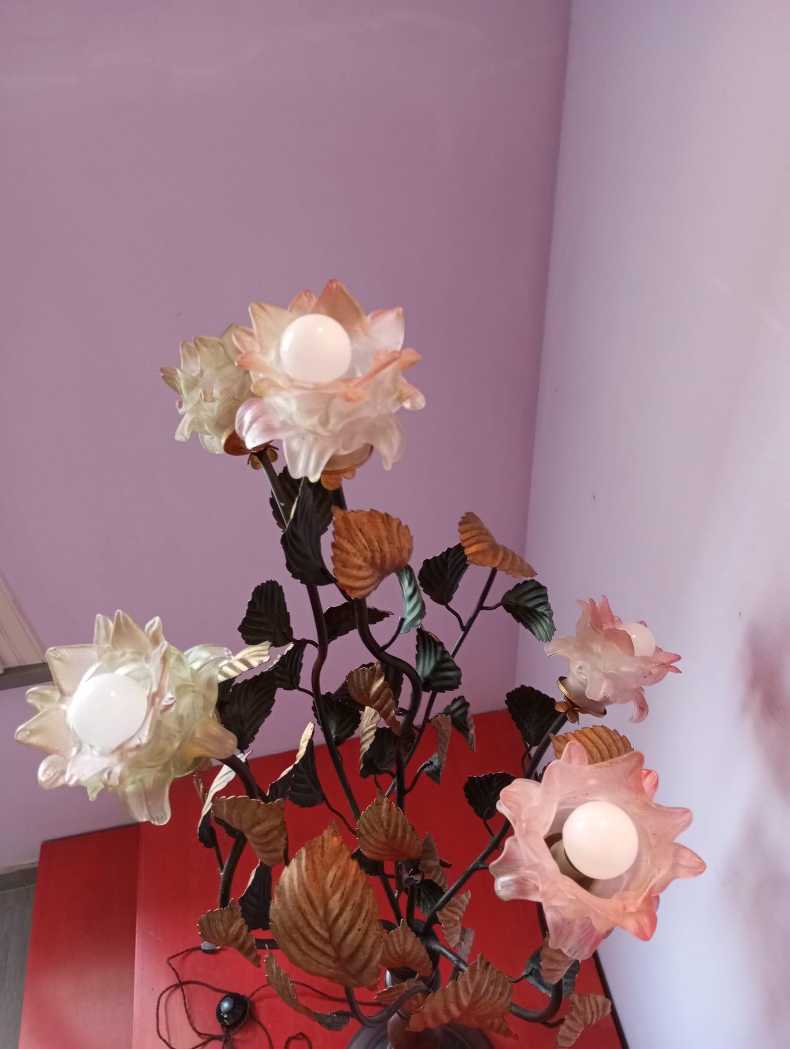 Floor lamp-sculpture with Murano glass roses - Italy, 1960s For Sale 11