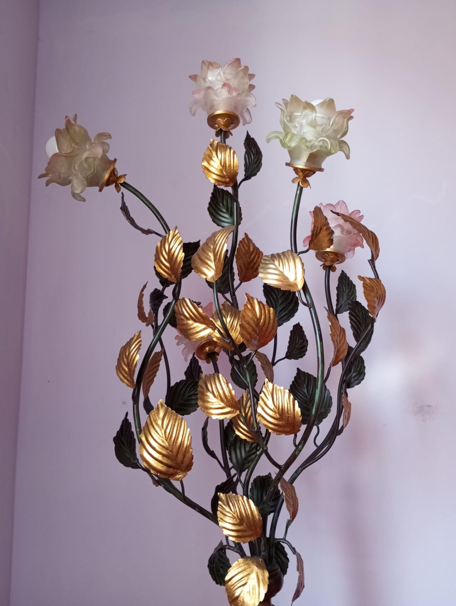 Floor lamp-sculpture with Murano glass roses - Italy, 1960s In Good Condition For Sale In Firenze, FI