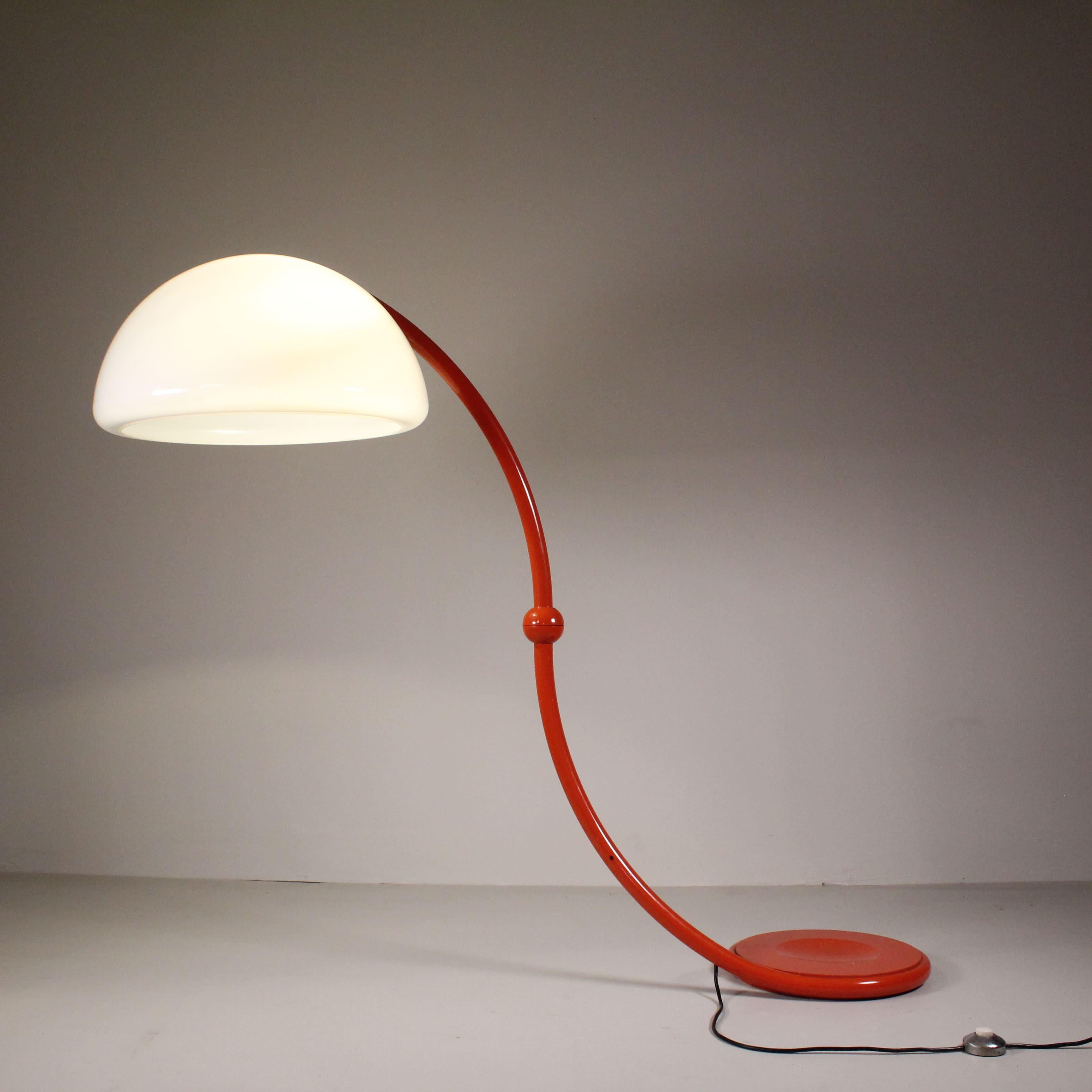 
Serpente Stehleuchte, Martinelli Luce
URL kopieren
Die Stehleuchte Serpente von Martinelli Luce, entworfen von Elio Martinelli im Jahr 1965, ist ein Meilenstein des modernen Designs. Mit ihrem eleganten und innovativen Design ist diese Lampe zu