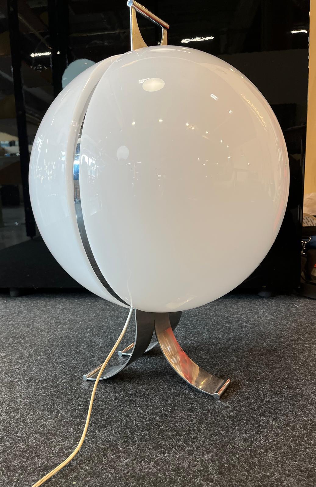 Lampada Sfera disegnata da Beni Cuccuru nel 1970 per Valenti. 

La lampada è composta da una struttura in acciaio lucidato e due mezze sfere in perspex. 

Le condizioni sono ottime.