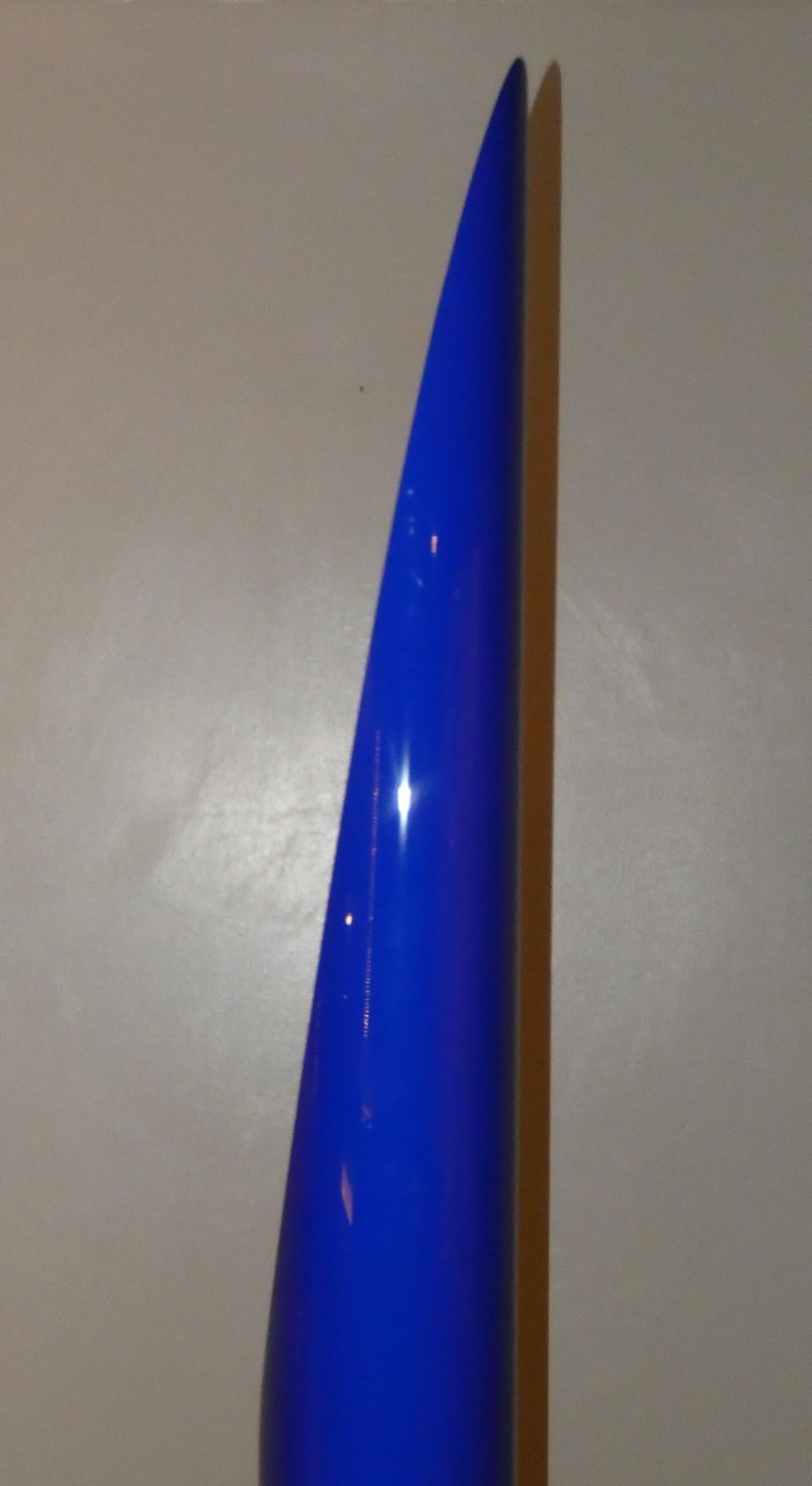 Lámpara de pie de dos luces diseñada por Marzio Rusconi para Kundalini. Un elemento de decoración que irradia clase y elegancia, ideal tanto como lámpara de lectura como foco para crear una iluminación ambiental regulable. El difusor está fabricado