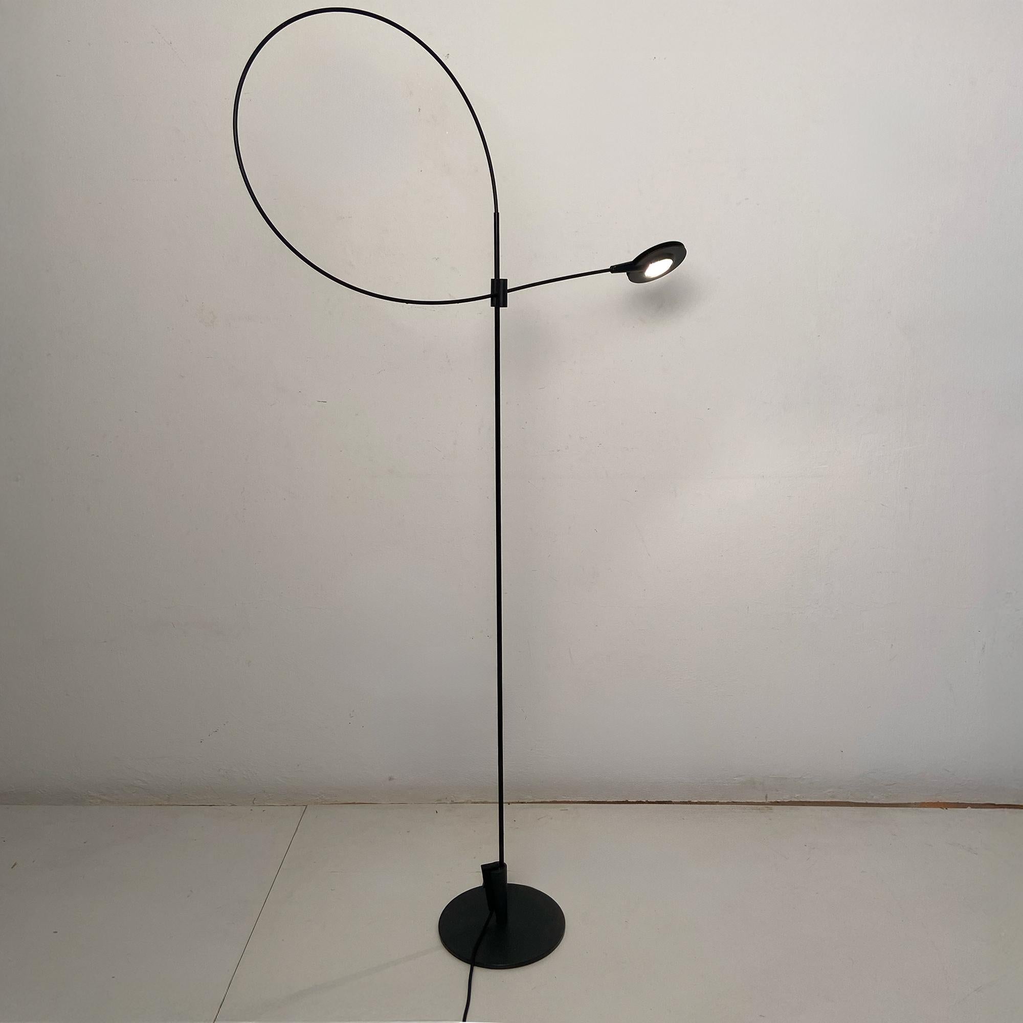 Sigla 2 Halogen-Stehleuchte, entworfen von René Kemna im Jahr 1984 und hergestellt von Sirrah. Mit ihrem schwarz lackierten Metallrahmen fällt diese Lampe durch ihre besondere ästhetische Konstruktion ins Auge. Der zentrale Schaft aus einem