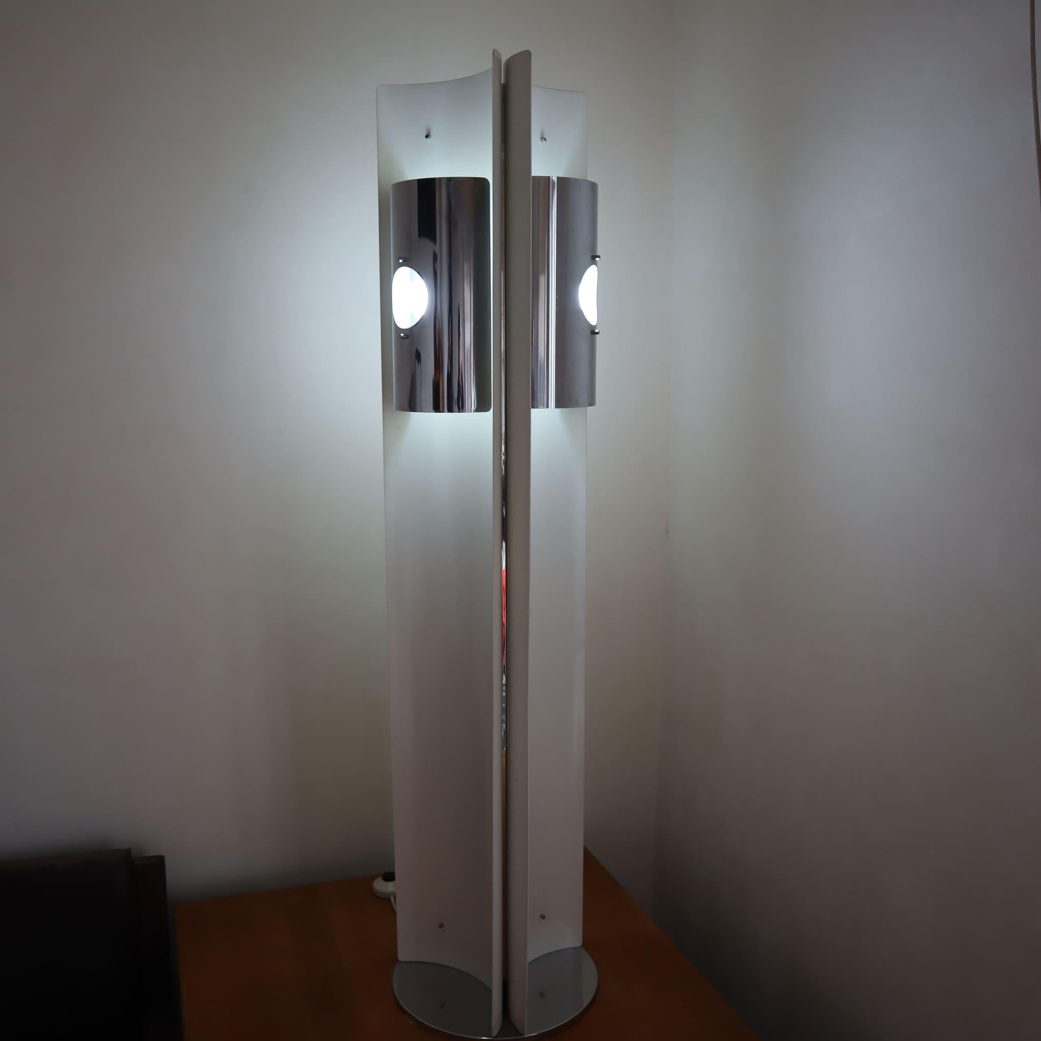 Lampadaire de l'ère spatiale, blanc et chrome dans le style Tronconi, Italie, années 1970
Ce lampadaire des années 1970, inspiré du style emblématique de Tronconi, est un véritable exemple du design de l'ère spatiale. Avec son cadre chromé et ses