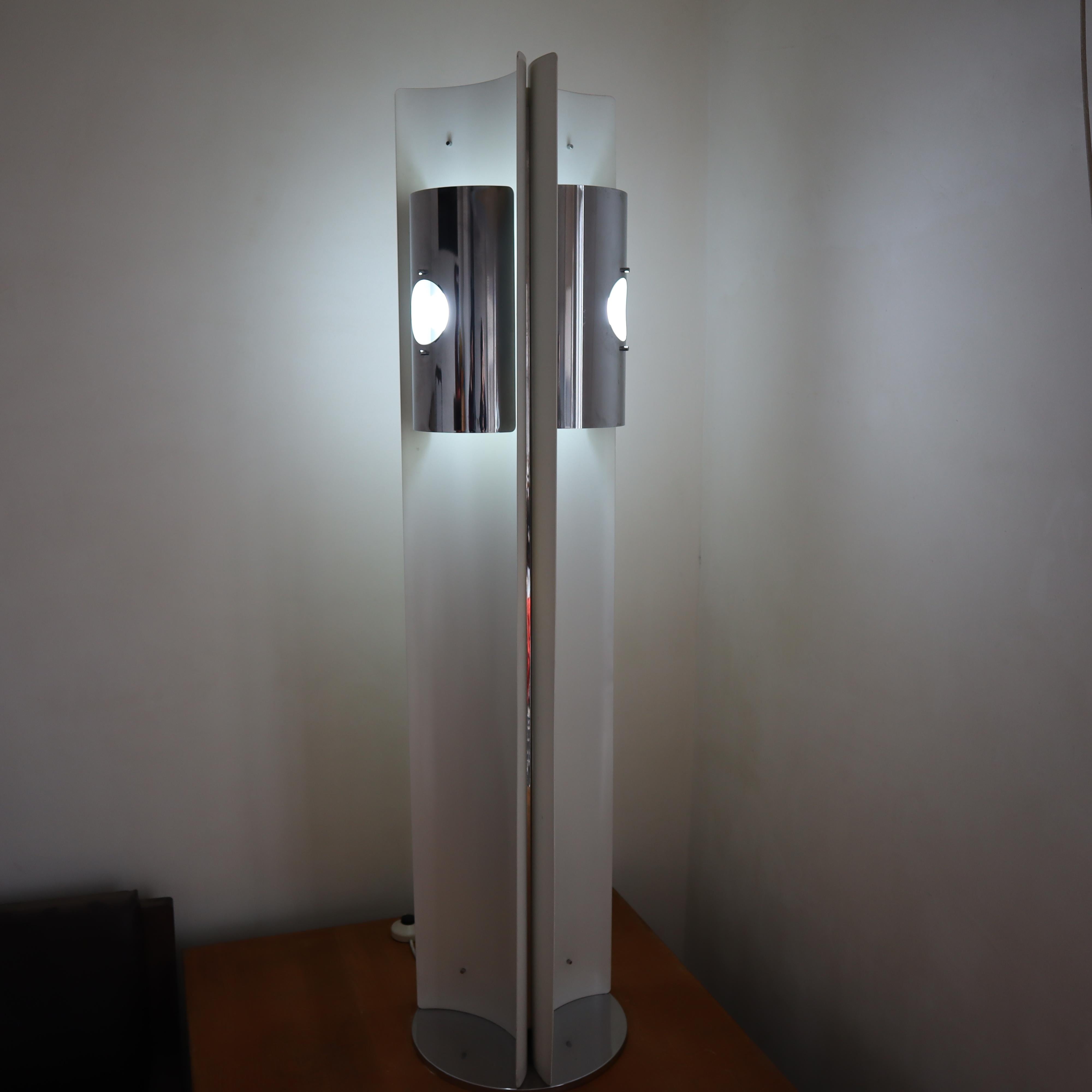 Late 20th Century Lampadaire de l'ère spatiale, blanc et chrome dans le style Tronconi, Italie, années 1970 en vente