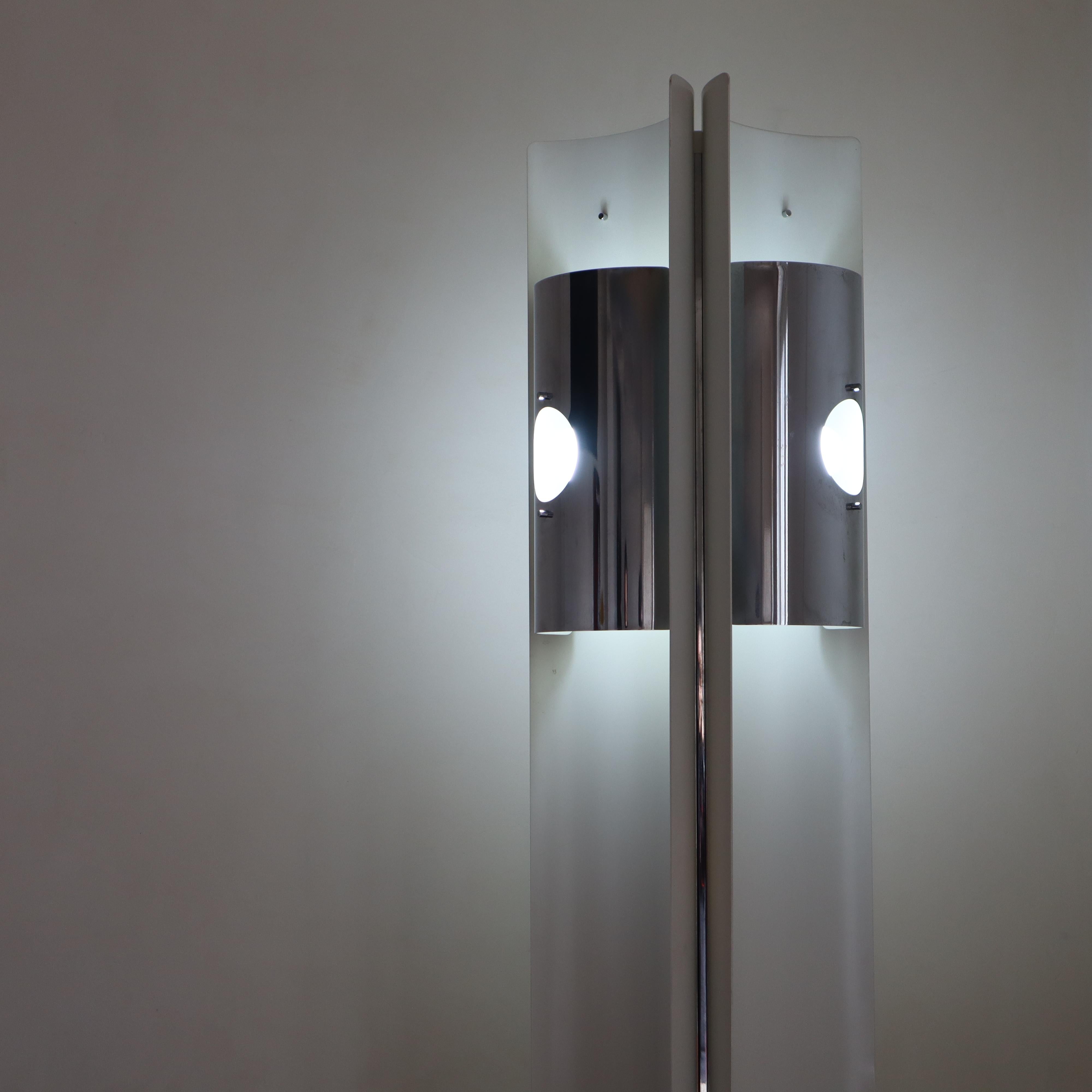 Métal Lampadaire de l'ère spatiale, blanc et chrome dans le style Tronconi, Italie, années 1970 en vente