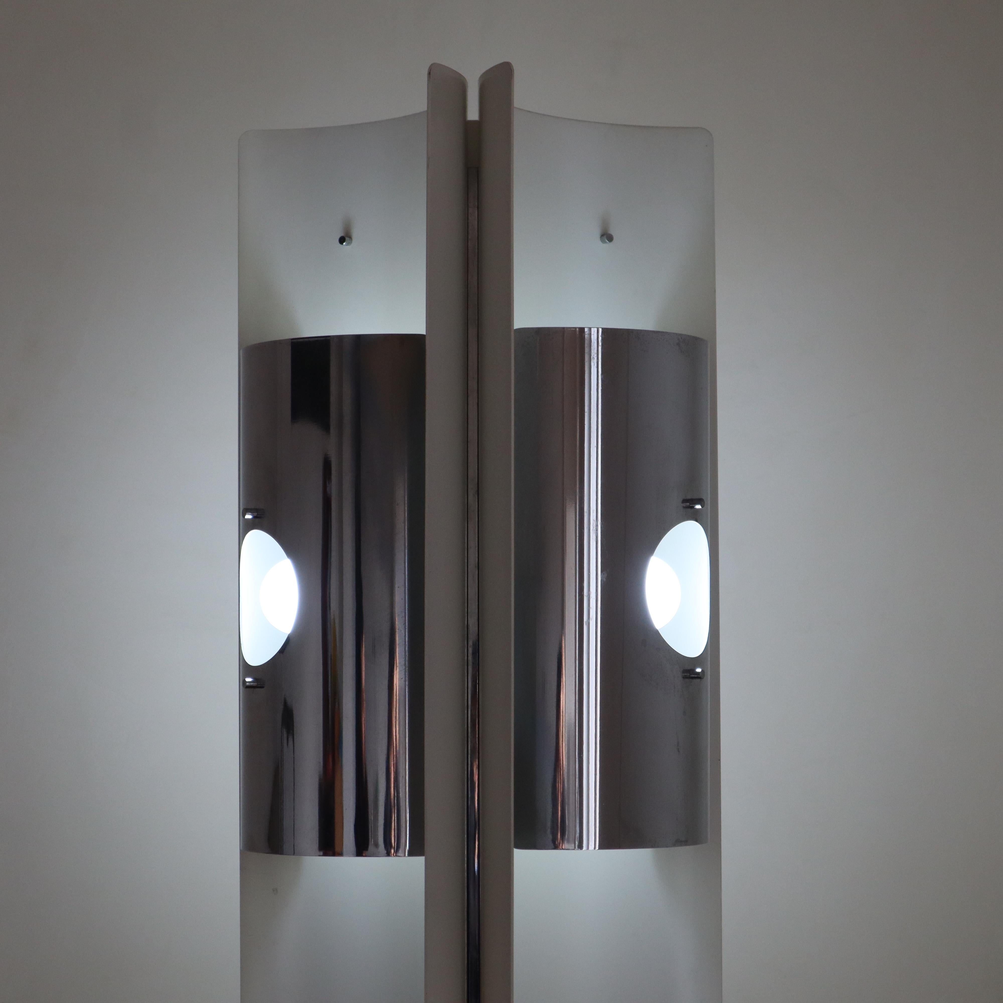 Lampadaire de l'ère spatiale, blanc et chrome dans le style Tronconi, Italie, années 1970 en vente 1