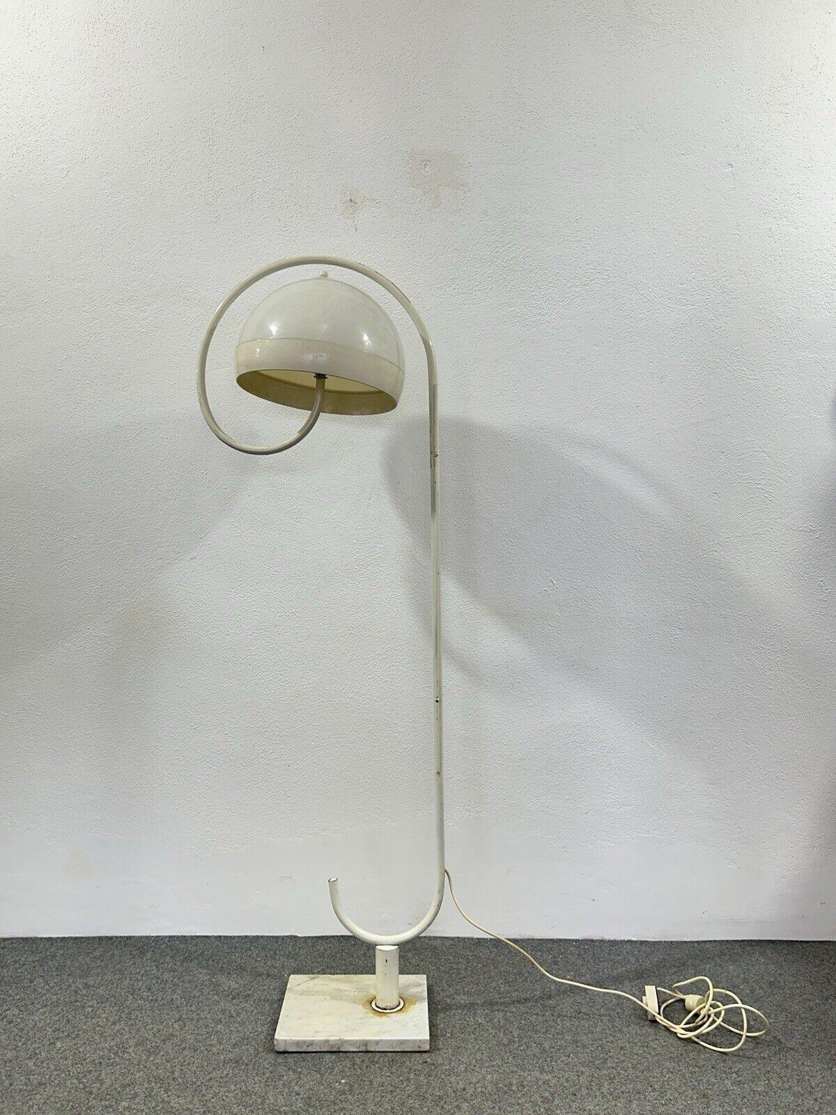Lámpara de pie Space Age con base de mármol de Harvey Guzzini, años 70.


Lámpara de pie con estructura de metal curvado esmaltado en blanco, base rectangular de mármol, difusor de plástico.


El artículo se encuentra en buen estado de conservación,