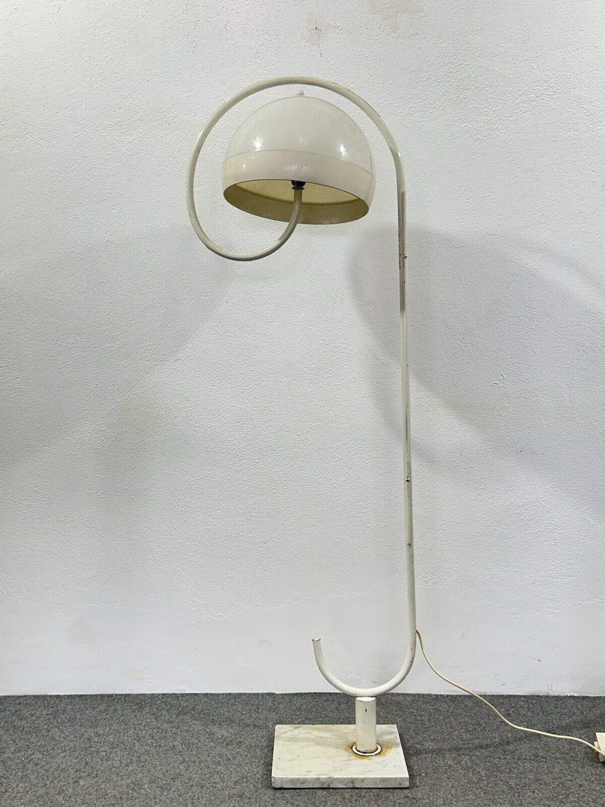 Lámpara de pie Space Age con base de mármol de Harvey Guzzini, años 70 Italian en venta