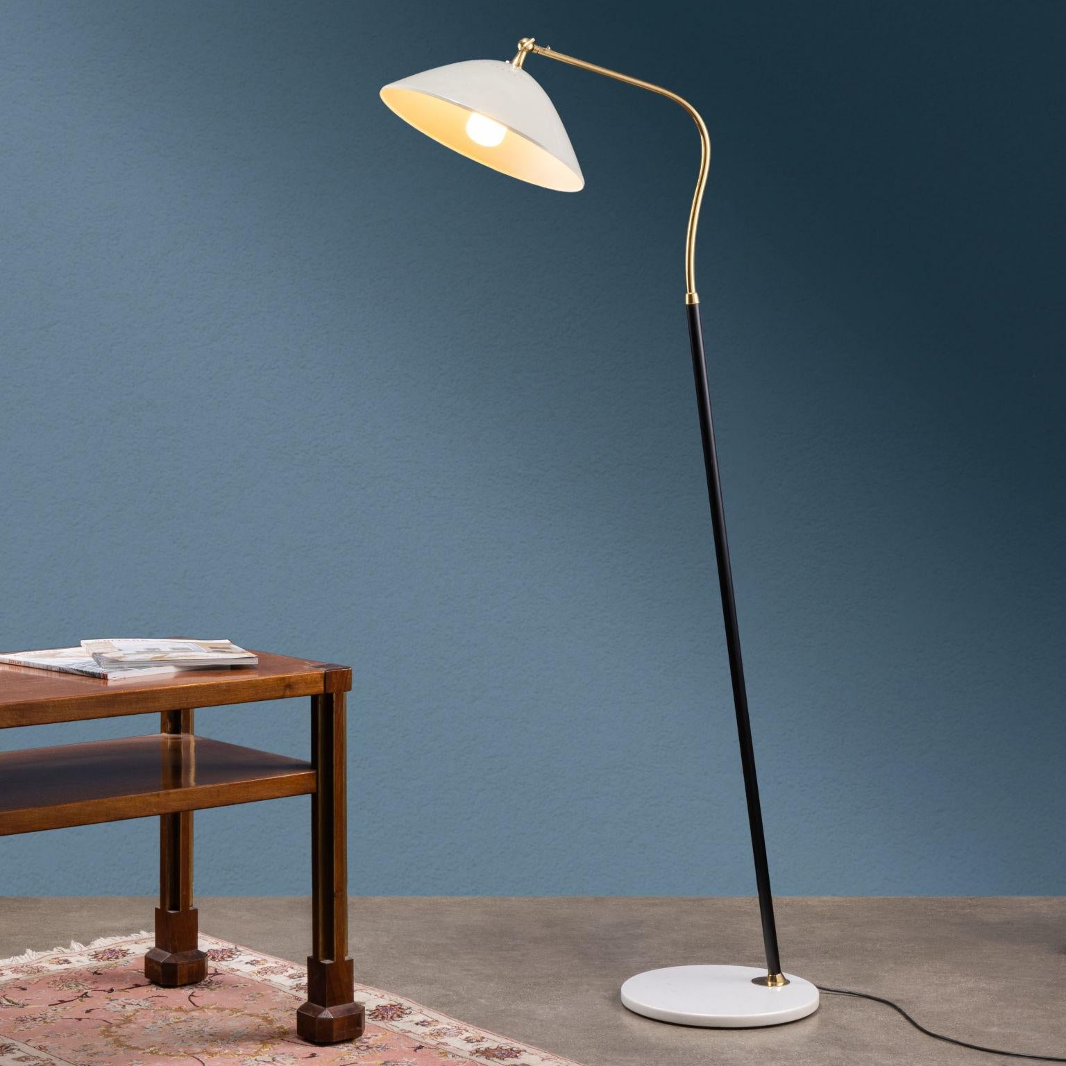 Elegant floor lamp with marble base, enameled metal and brass stem, painted aluminum lampshade.  
Made in the 1960s, in excellent original condition.
It bears the production mark.
