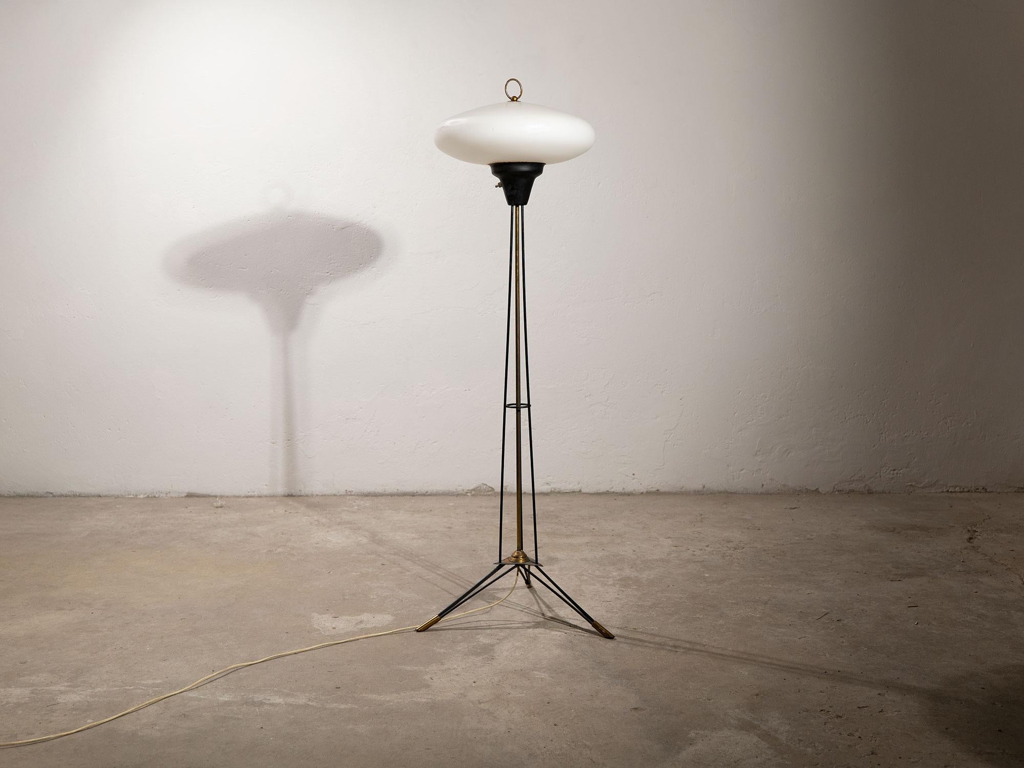 Lampada da terra Stilnovo degli anni '50 in vetro opalino.

Stilnovo è un'azienda italiana fondata da Bruno Gatta nella città di Milano nel 1946 e specializzata nella produzione di illuminazioni e complementi di arredo. Nel corso della storia vede