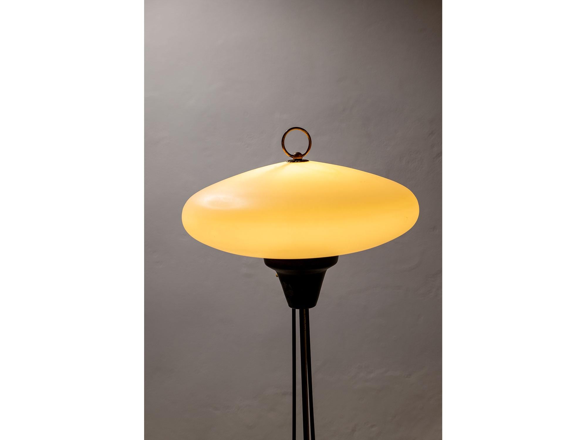 Italian Lampada da terra Stilnovo in vetro opalino - anni '50 For Sale