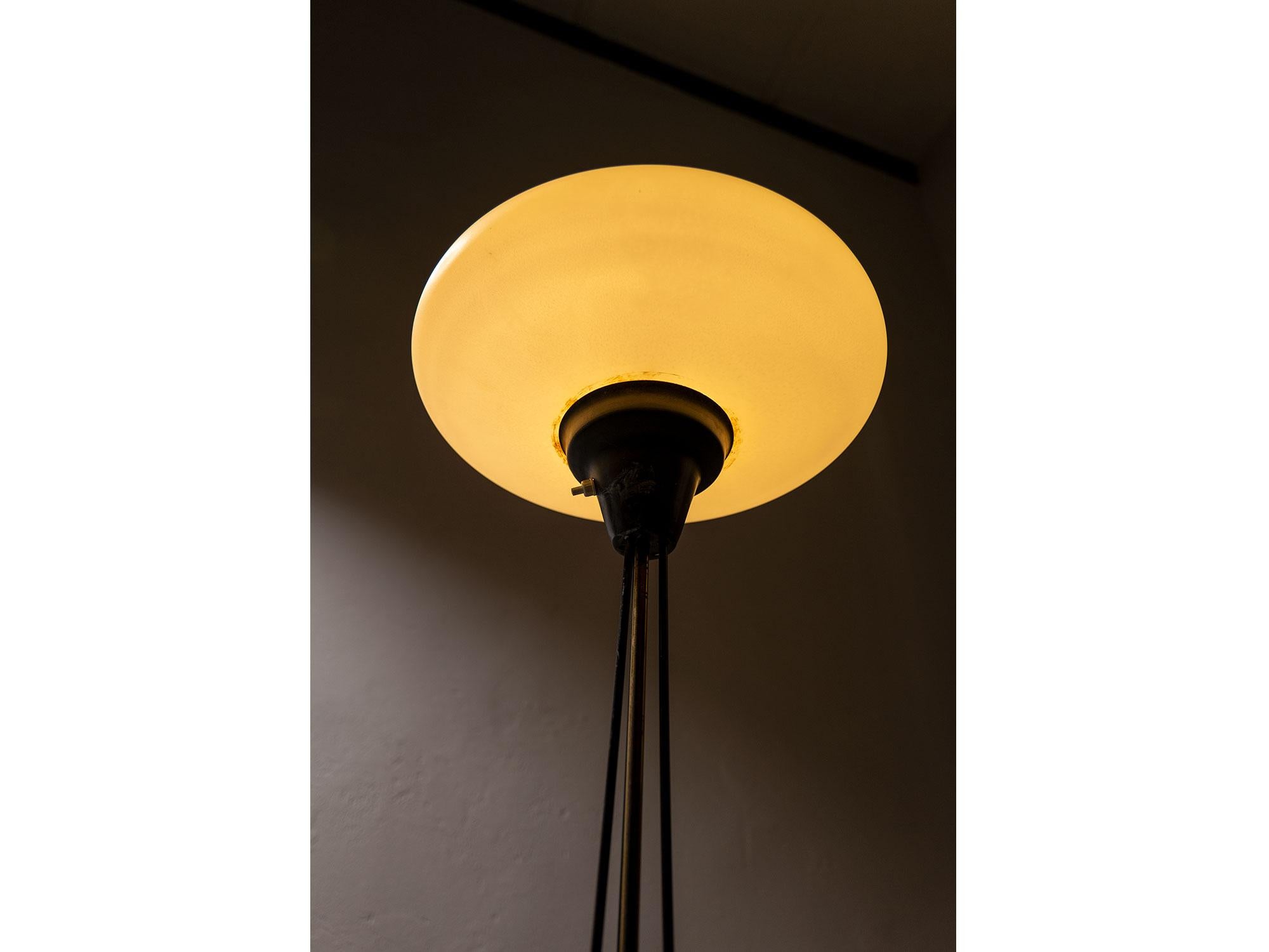Lampada da terra Stilnovo in vetro opalino - anni '50 In Good Condition For Sale In Fidenza, IT