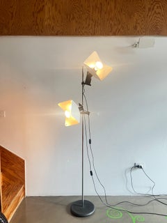 Lampada da terra Stilnovo modello Triedo disegnata da Joe Colombo