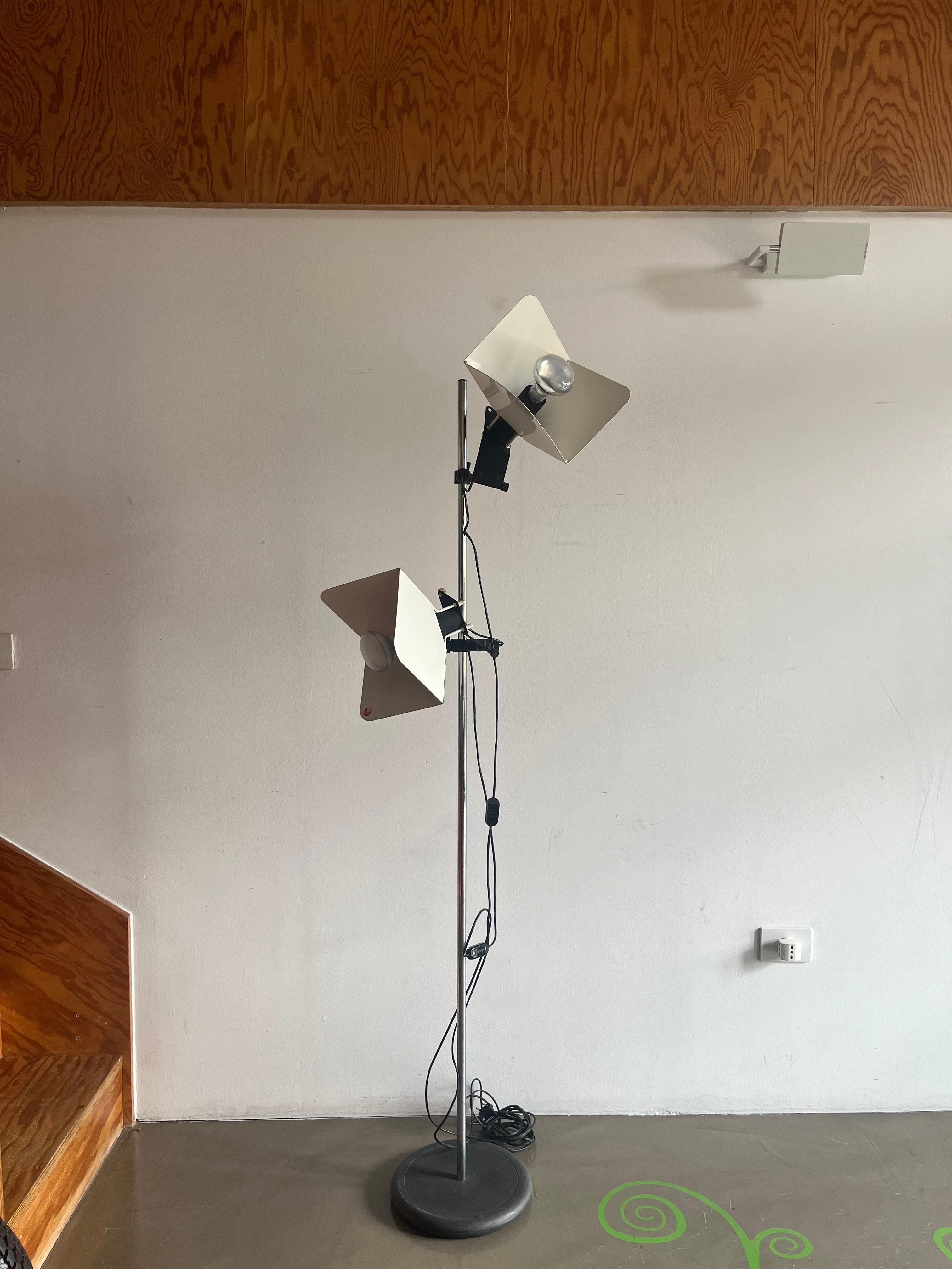 Moderne Lampada da terra Stilnovo modèle Triedo disegnata da Joe Colombo en vente