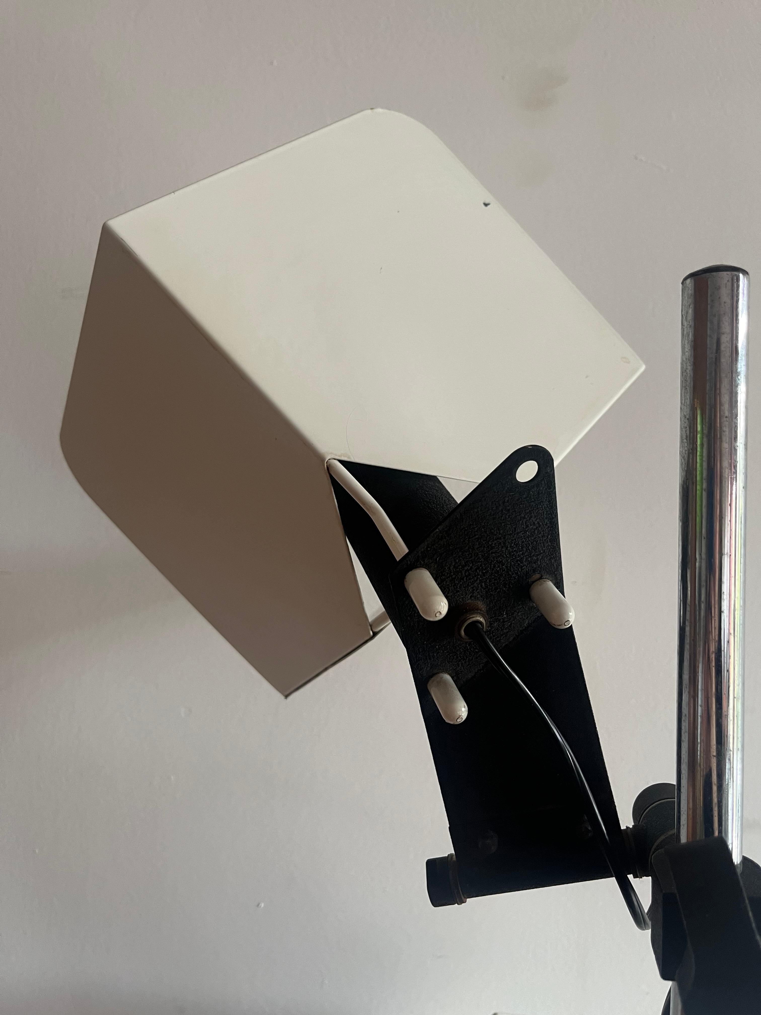 Metal Lampada da terra Stilnovo modello Triedo disegnata da Joe Colombo For Sale