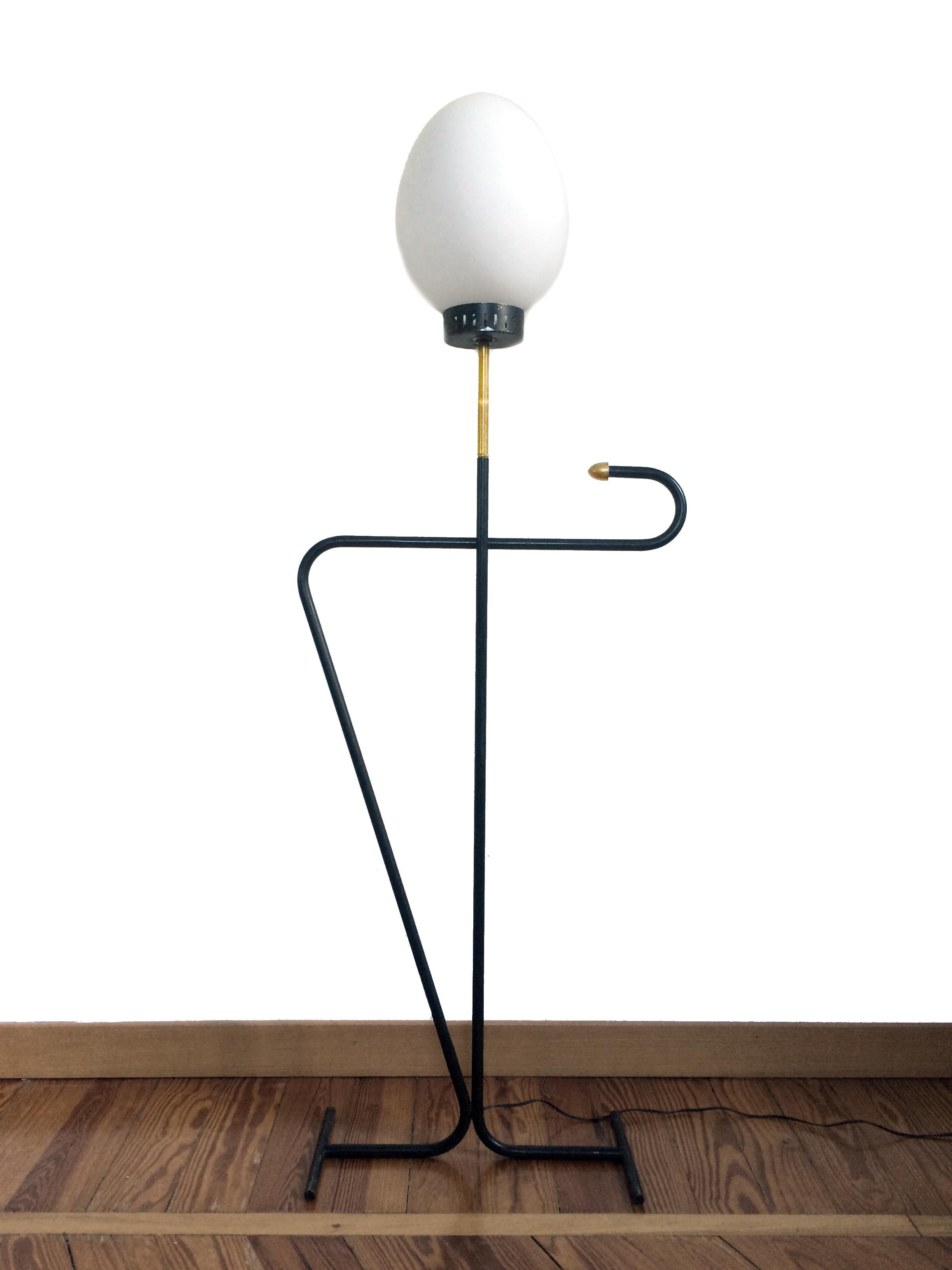Particular Italian floor lamp from the 1950s, attributed to Stilnovo. Black lacquered metal frame, white opal glass 